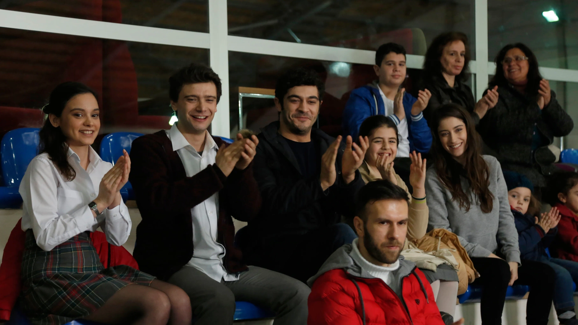 Hazal Kaya, Yagiz Can Konyali, Burak Deniz, Zeynep Selimoglu, and Serra Pirinç in Our Story (2017)