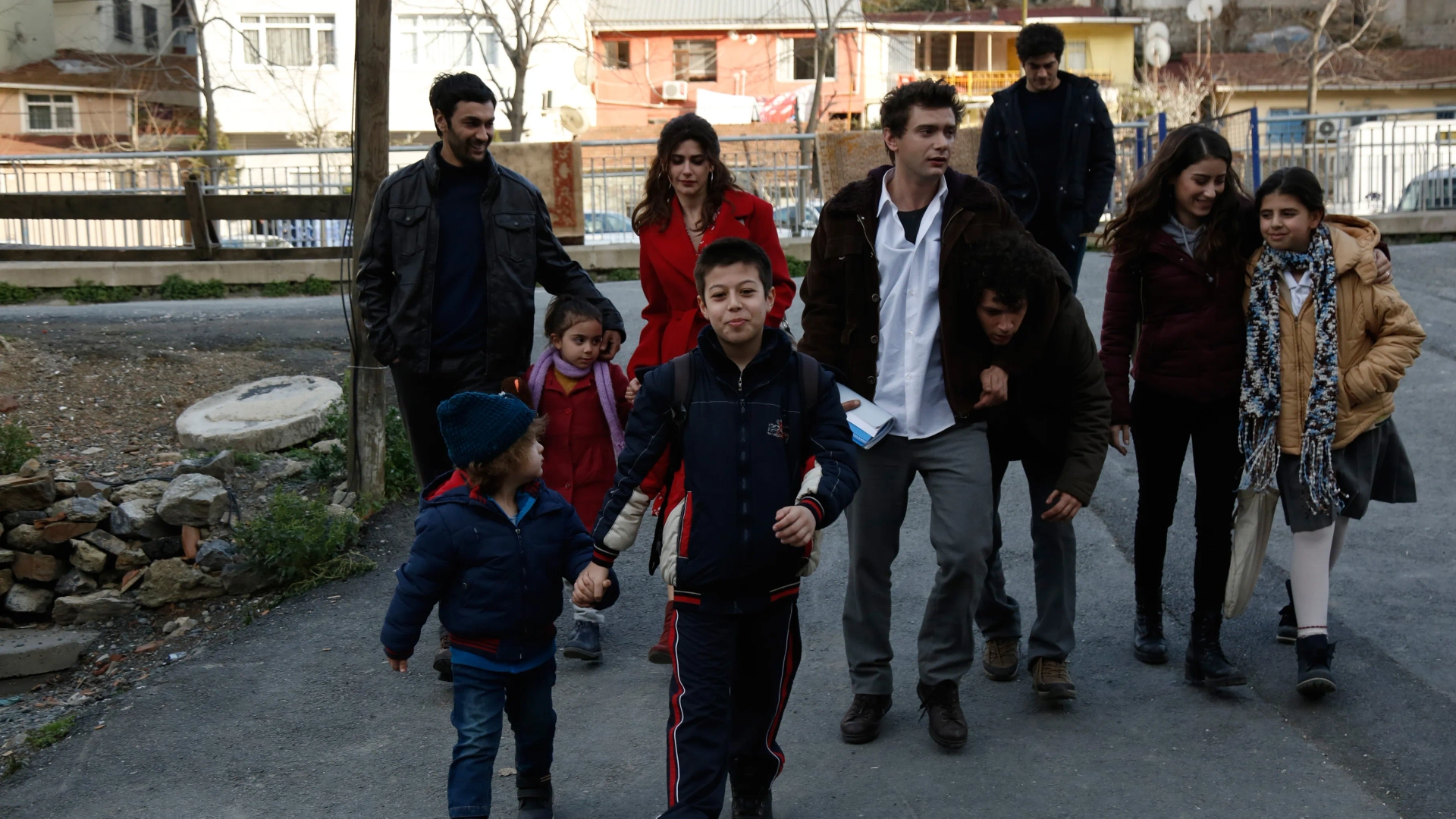 Nesrin Cavadzade, Hazal Kaya, Yagiz Can Konyali, Burak Deniz, Alp Akar, Mehmet Korhan Firat, Zeynep Selimoglu, Ömer Sevgi, and Irmak Günes in Our Story (2017)