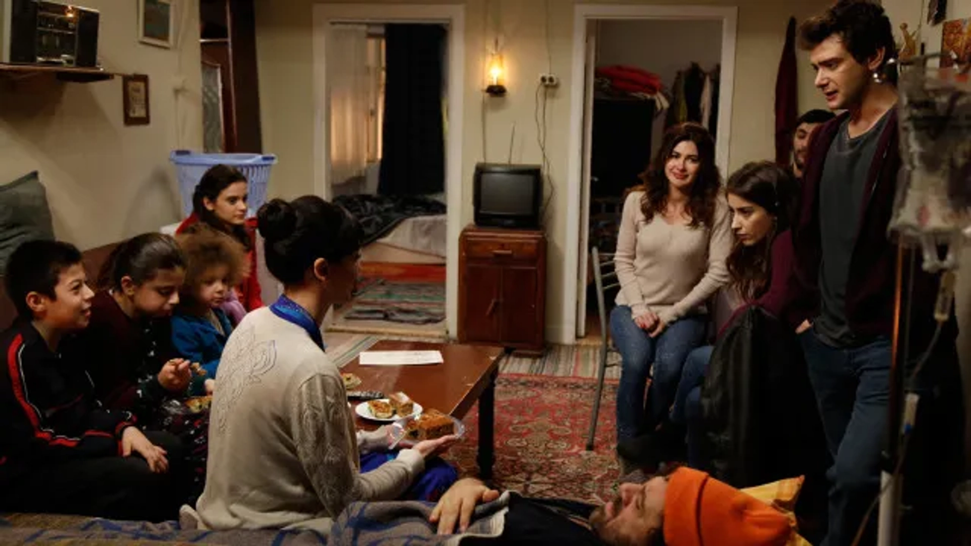 Reha Özcan, Hazal Kaya, Yagiz Can Konyali, Evrim Dogan, Alp Akar, Zeynep Selimoglu, Ömer Sevgi, and Serra Pirinç in Our Story (2017)