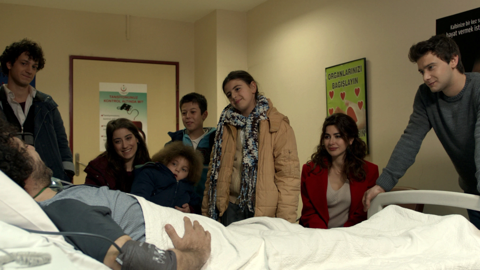 Reha Özcan, Hazal Kaya, Yagiz Can Konyali, Alp Akar, Zeynep Selimoglu, Ömer Sevgi, and Nejat Uygur in Our Story (2017)