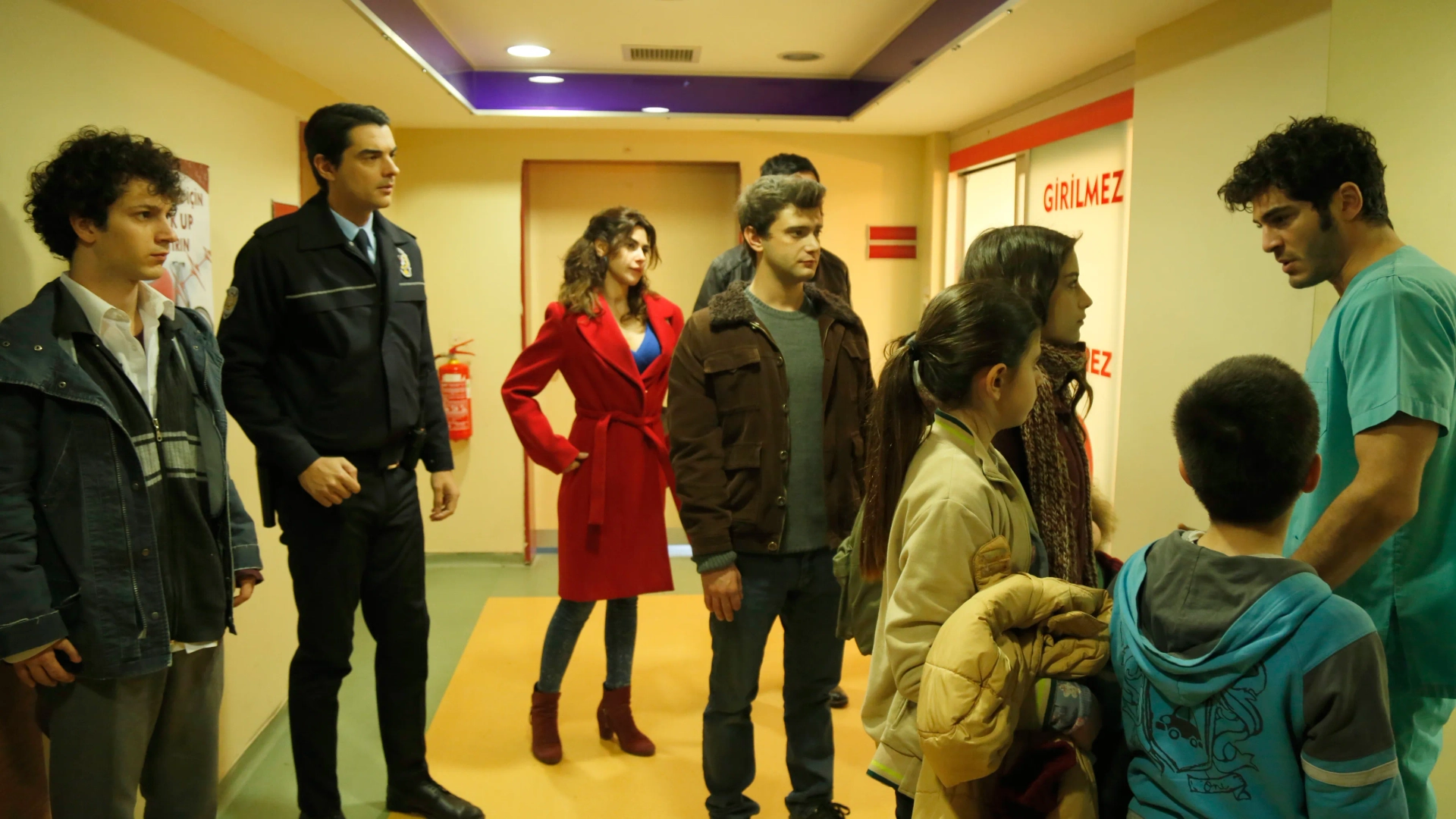 Nesrin Cavadzade, Hazal Kaya, Mehmetcan Mincinozlu, Yagiz Can Konyali, Burak Deniz, Alp Akar, Zeynep Selimoglu, and Nejat Uygur in Our Story (2017)