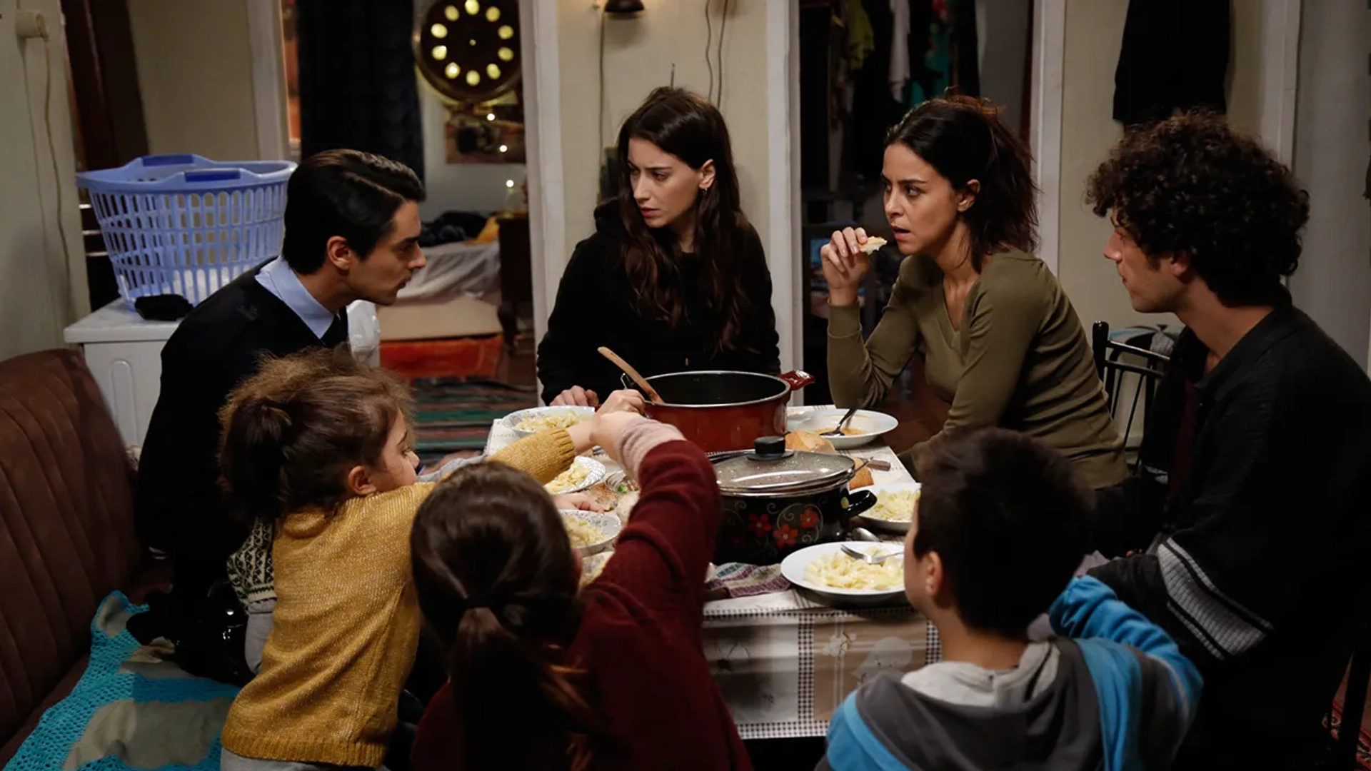 Hazal Kaya, Nilay Duru, Alp Akar, Zeynep Selimoglu, Nejat Uygur, and Irmak Günes in Our Story (2017)