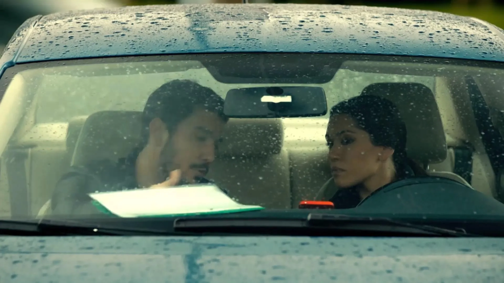 Kaan Yildirim and Hazal Subasi in Halka (2019)