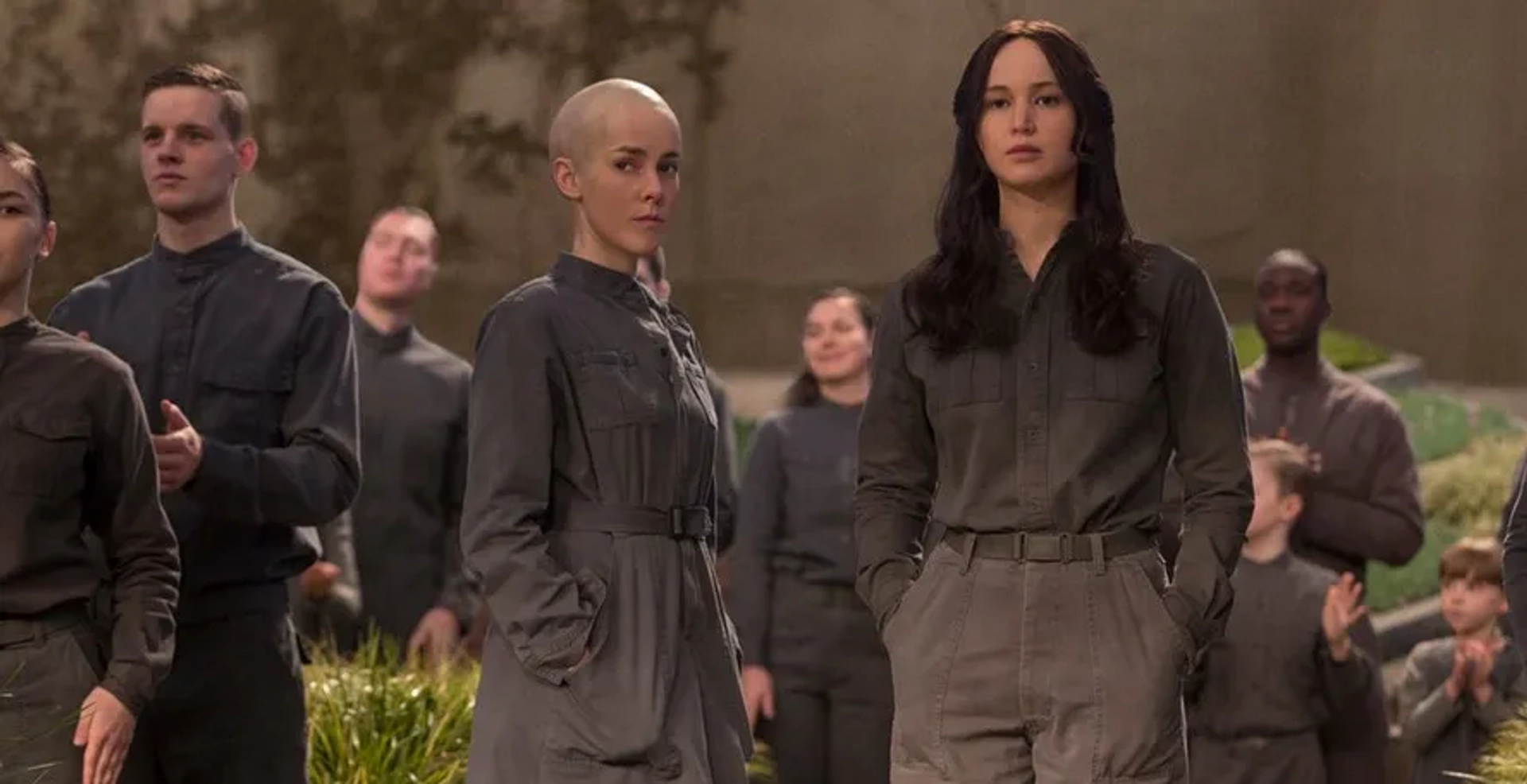 Jena Malone and Jennifer Lawrence in The Hunger Games: Mockingjay - Part 2 (2015)