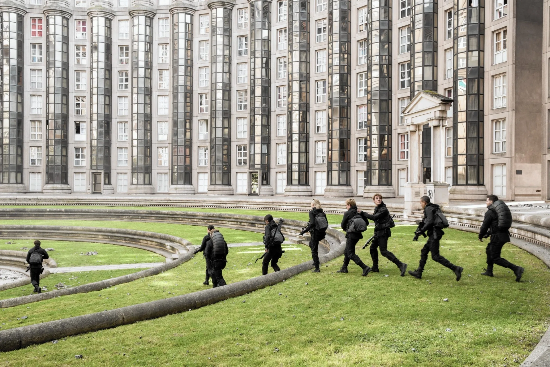 Michelle Forbes, Elden Henson, Josh Hutcherson, Wes Chatham, Natalie Dormer, Omid Abtahi, Evan Ross, Jennifer Lawrence, Liam Hemsworth, and Sam Claflin in The Hunger Games: Mockingjay - Part 2 (2015)