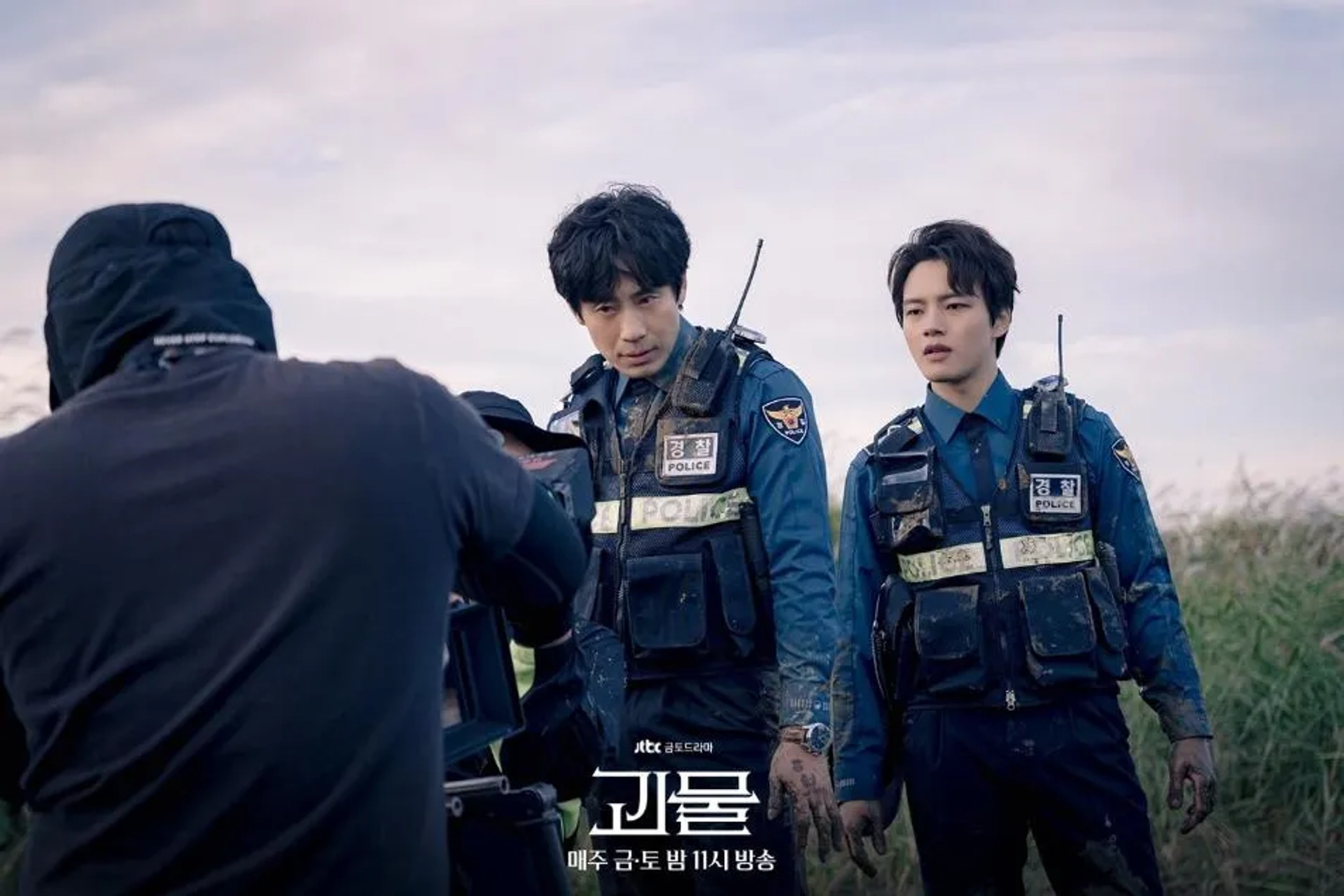 Shin Ha-kyun and Yeo Jin-goo in Beyond Evil (2021)