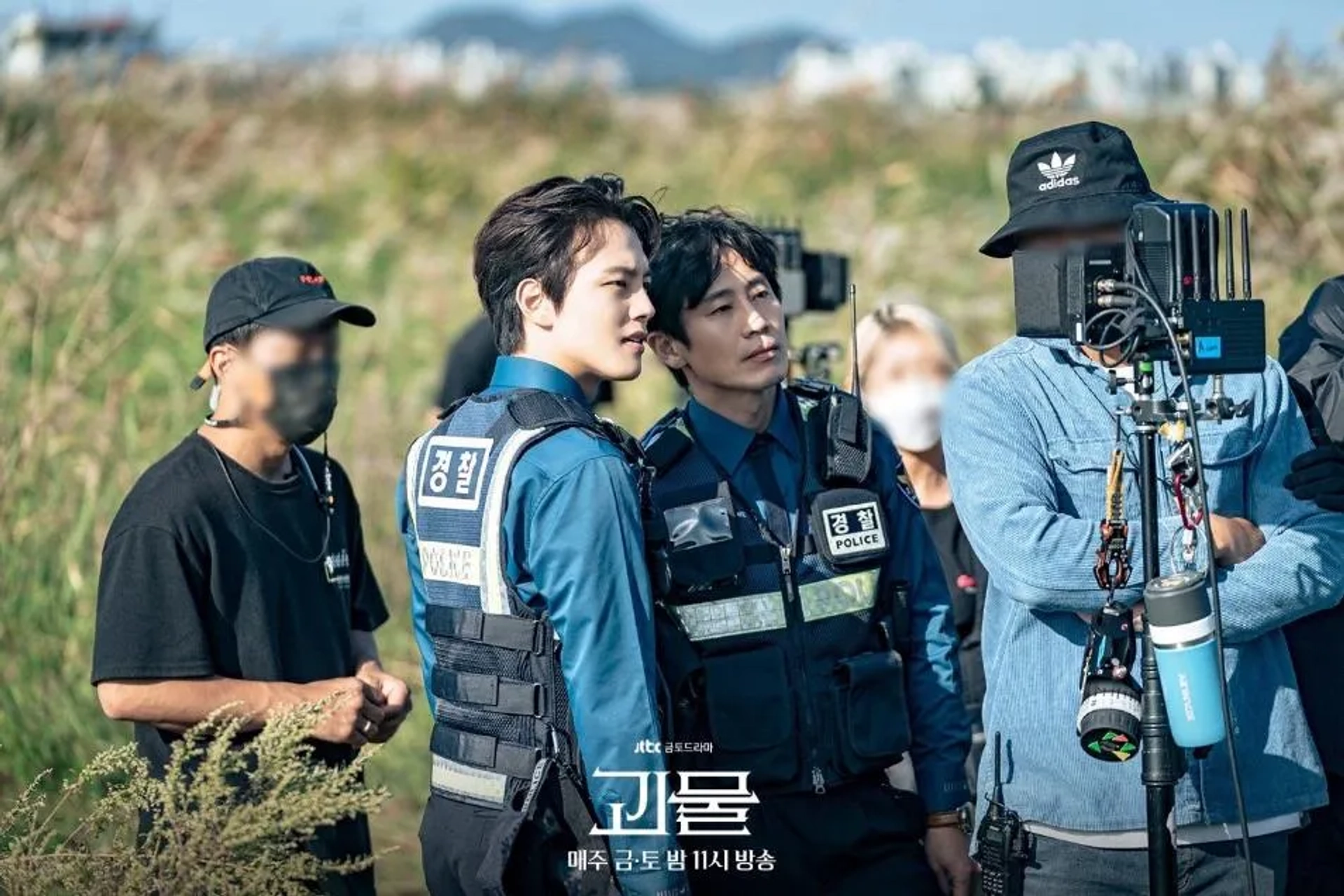 Shin Ha-kyun and Yeo Jin-goo in Beyond Evil (2021)