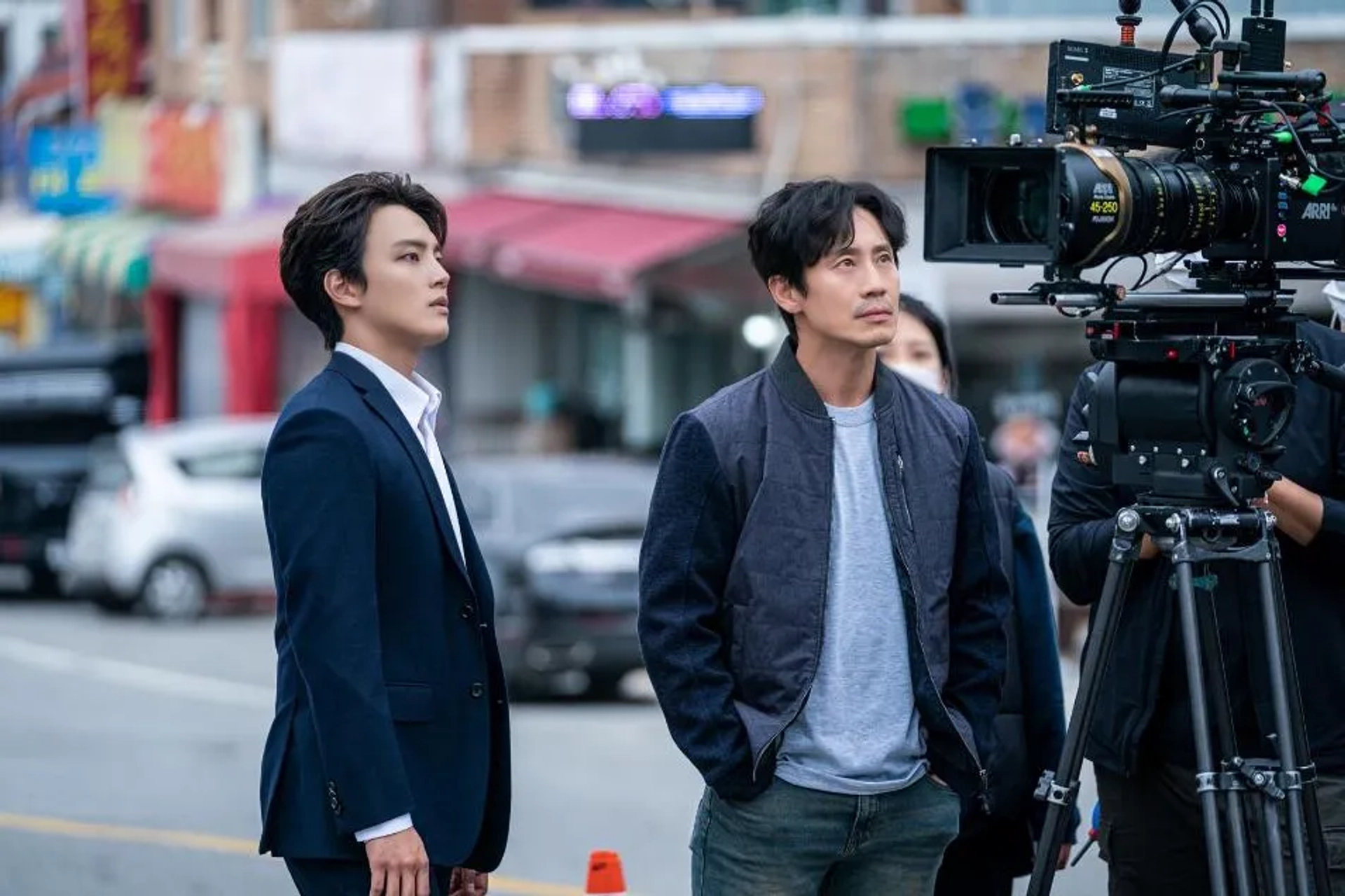 Shin Ha-kyun and Yeo Jin-goo in Beyond Evil (2021)