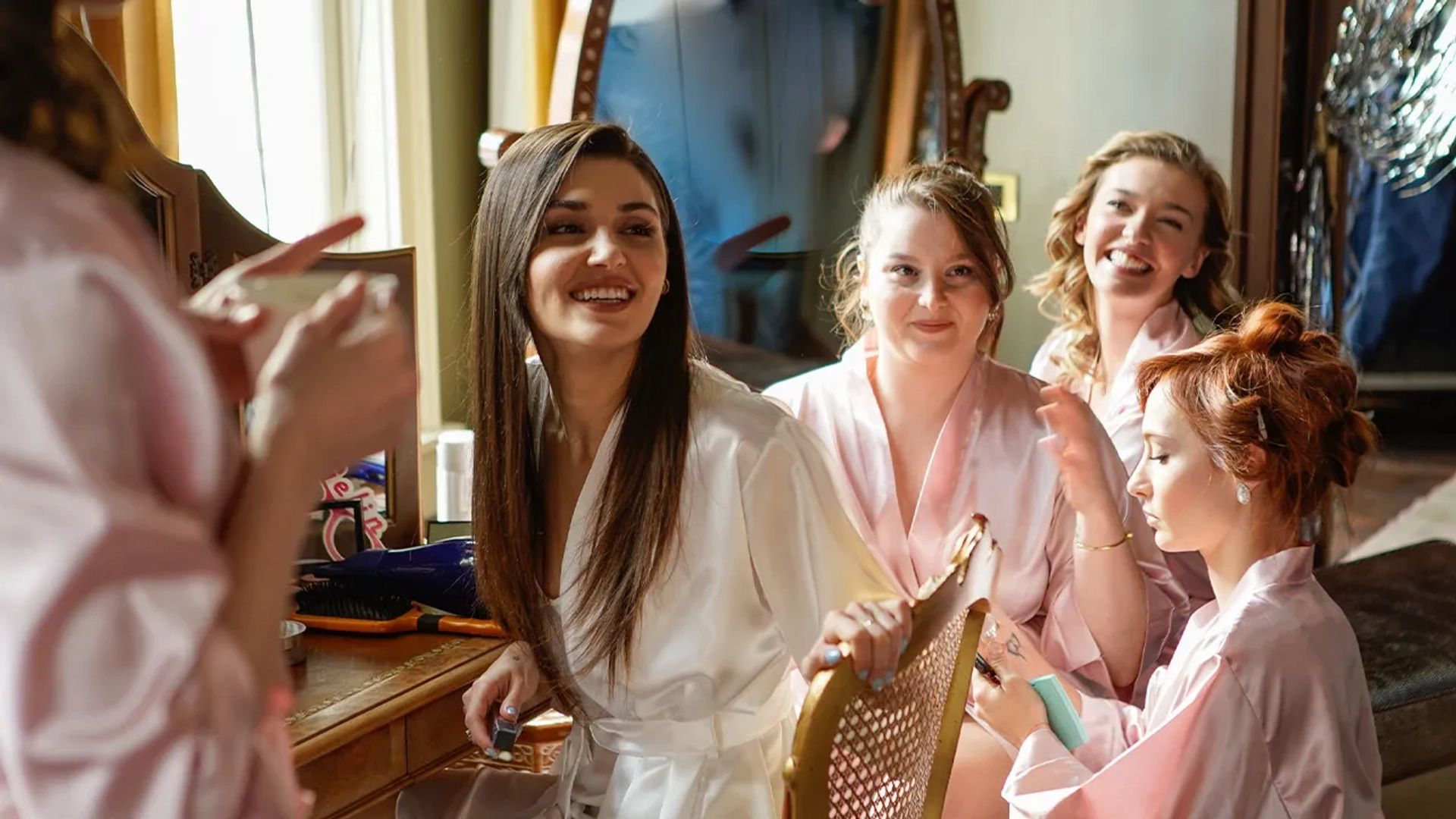 Hande Erçel, Elcin Afacan, Melisa Döngel, and Basak Gümülcinelioglu in You Knock on My Door (2020)