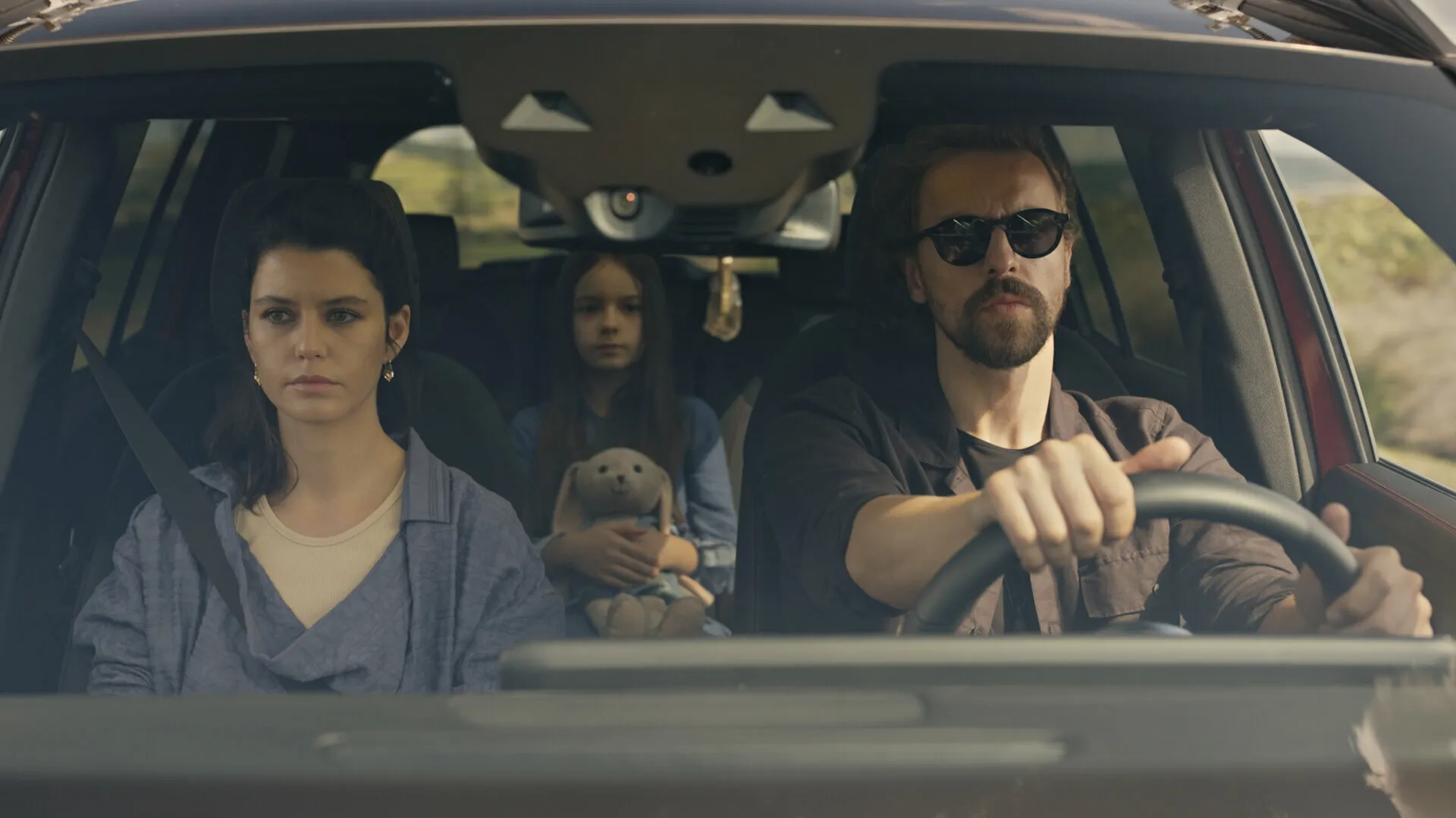 Lara Tonka, Beren Saat, and Metin Akdülger in The Gift (2019)