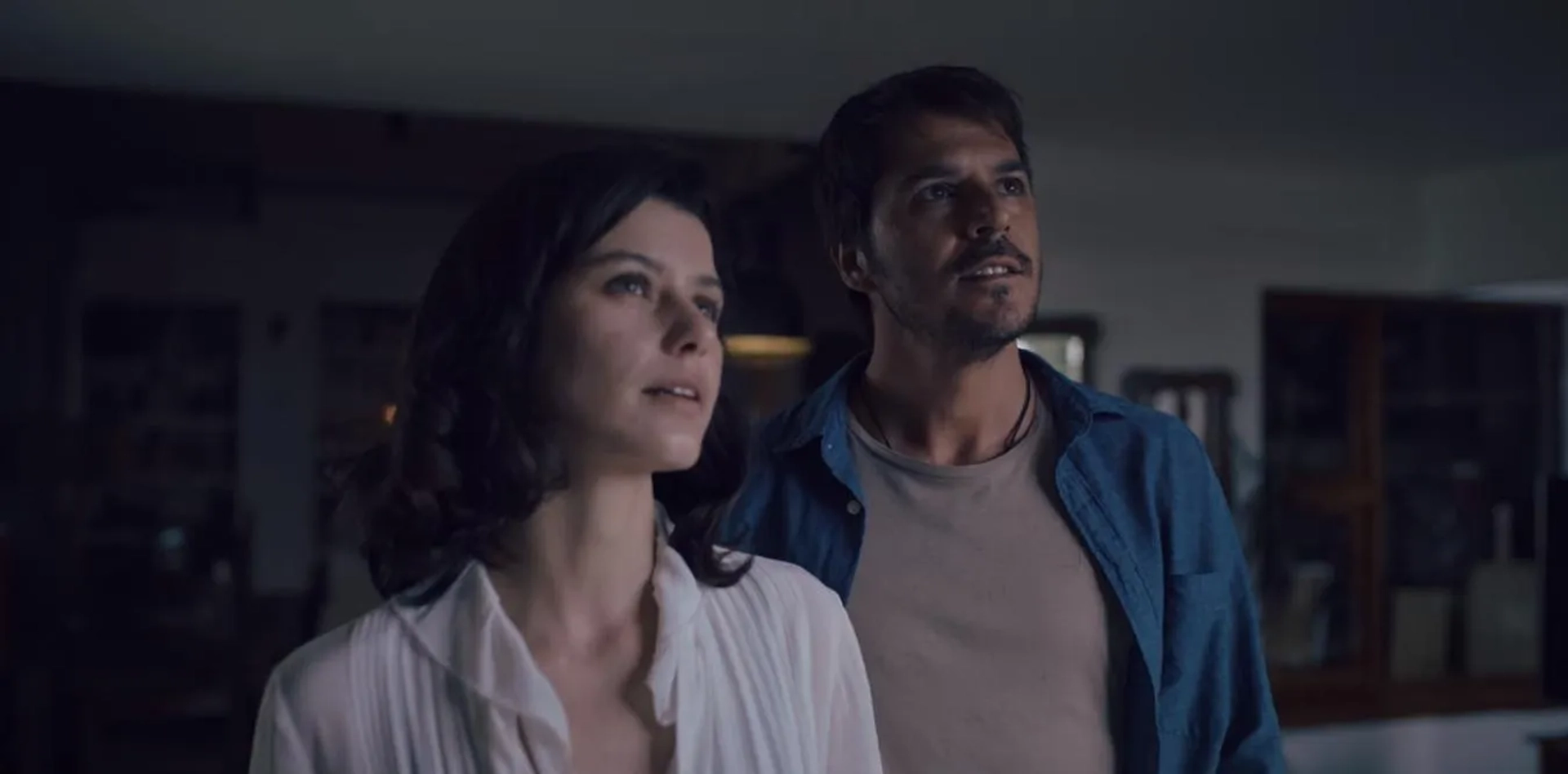 Mehmet Günsür and Beren Saat in The Gift (2019)