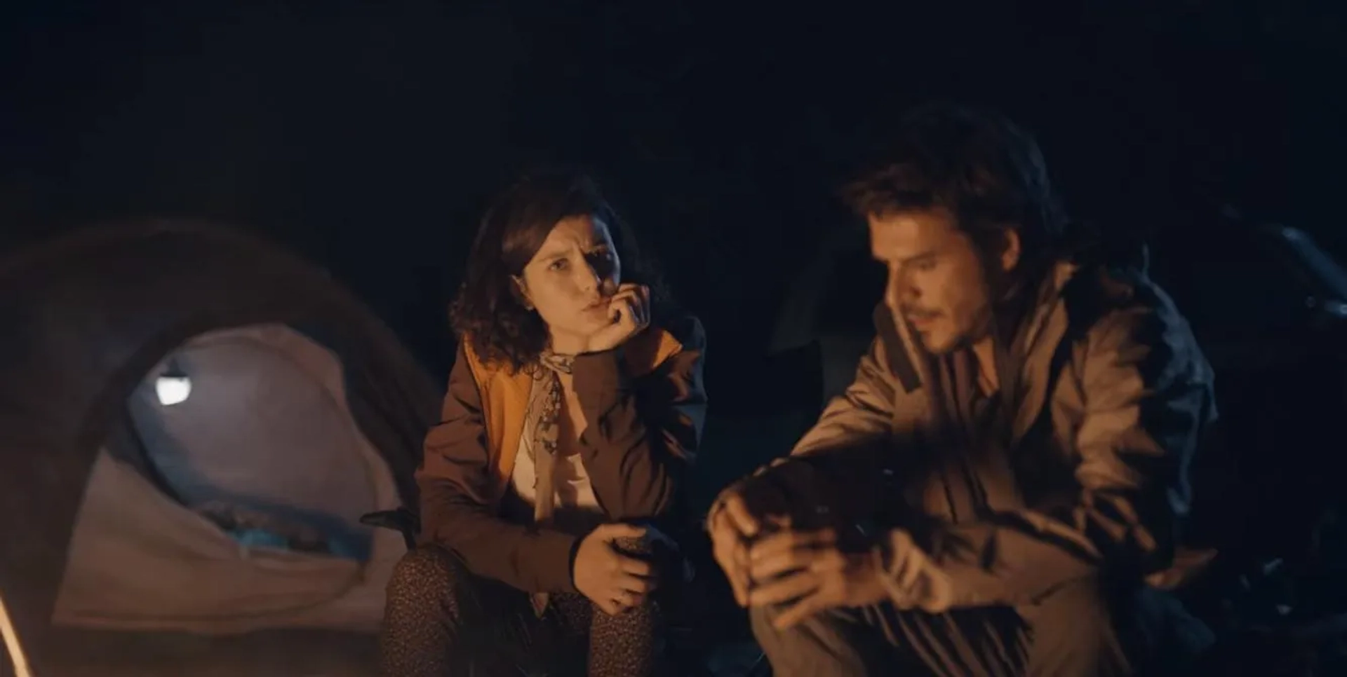 Mehmet Günsür and Beren Saat in The Gift (2019)