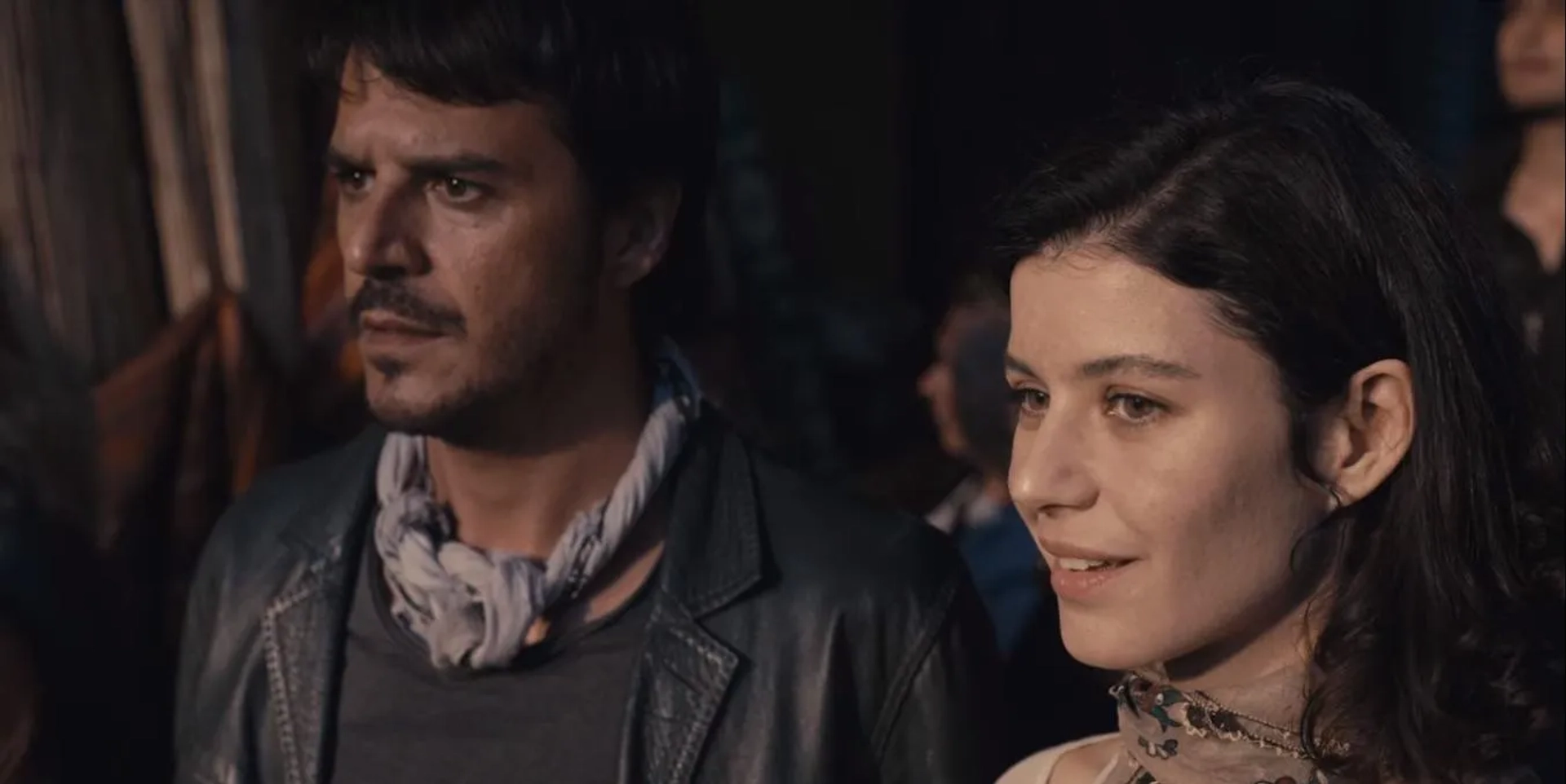 Mehmet Günsür and Beren Saat in The Gift (2019)