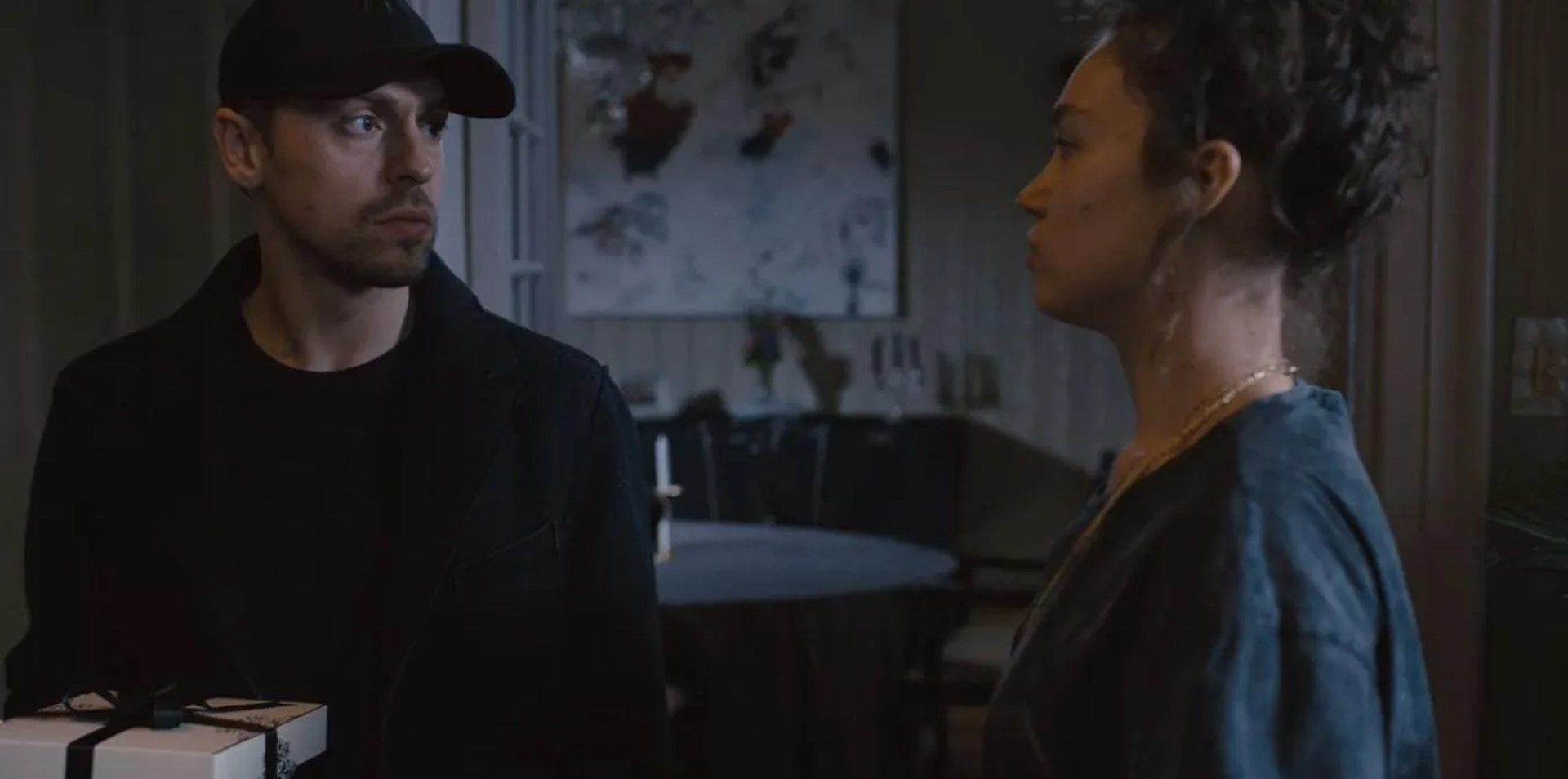 Metin Akdülger and Melisa Senolsun in The Gift (2019)