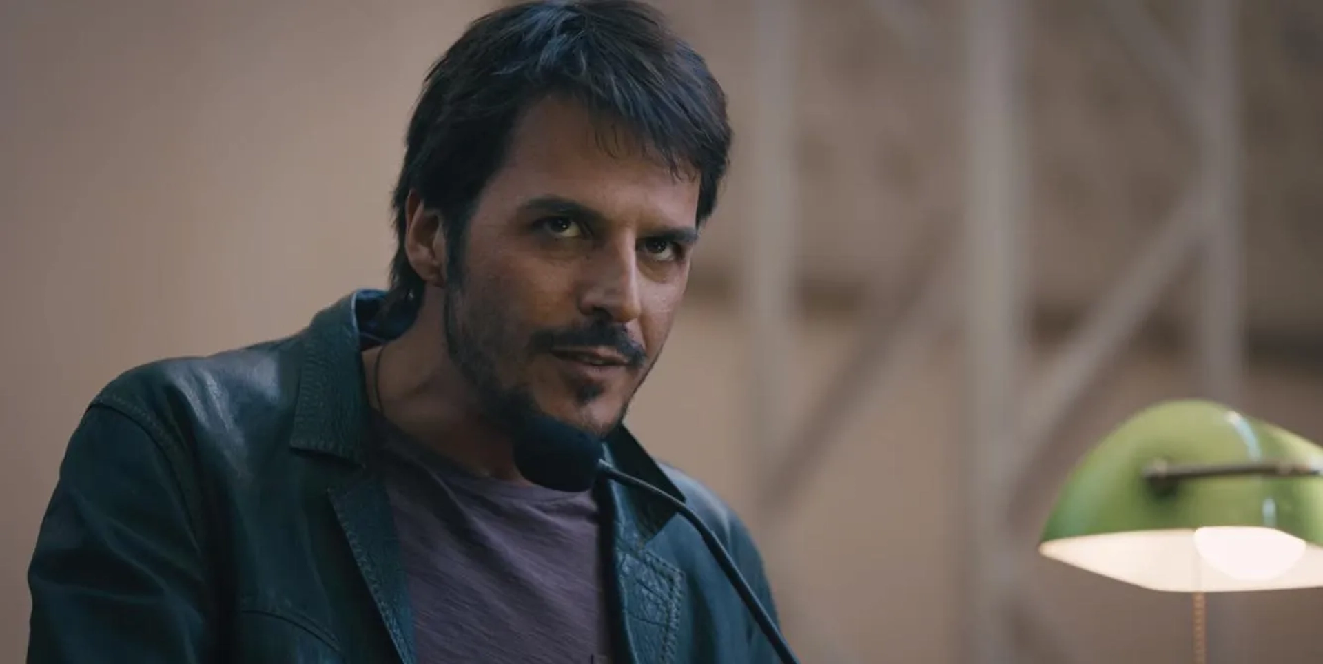 Mehmet Günsür in The Gift (2019)