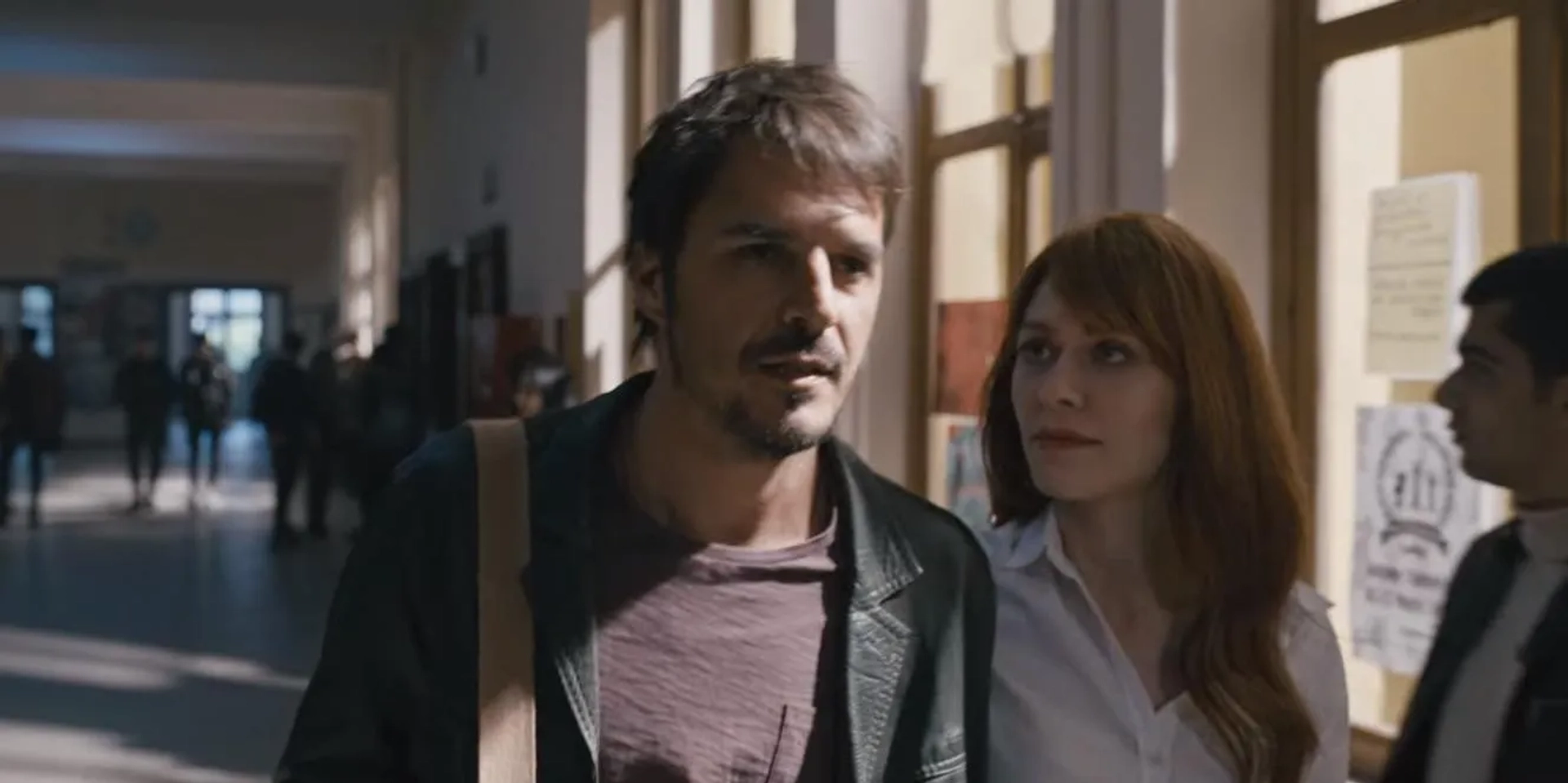 Mehmet Günsür and Hazal Türesan in The Gift (2019)