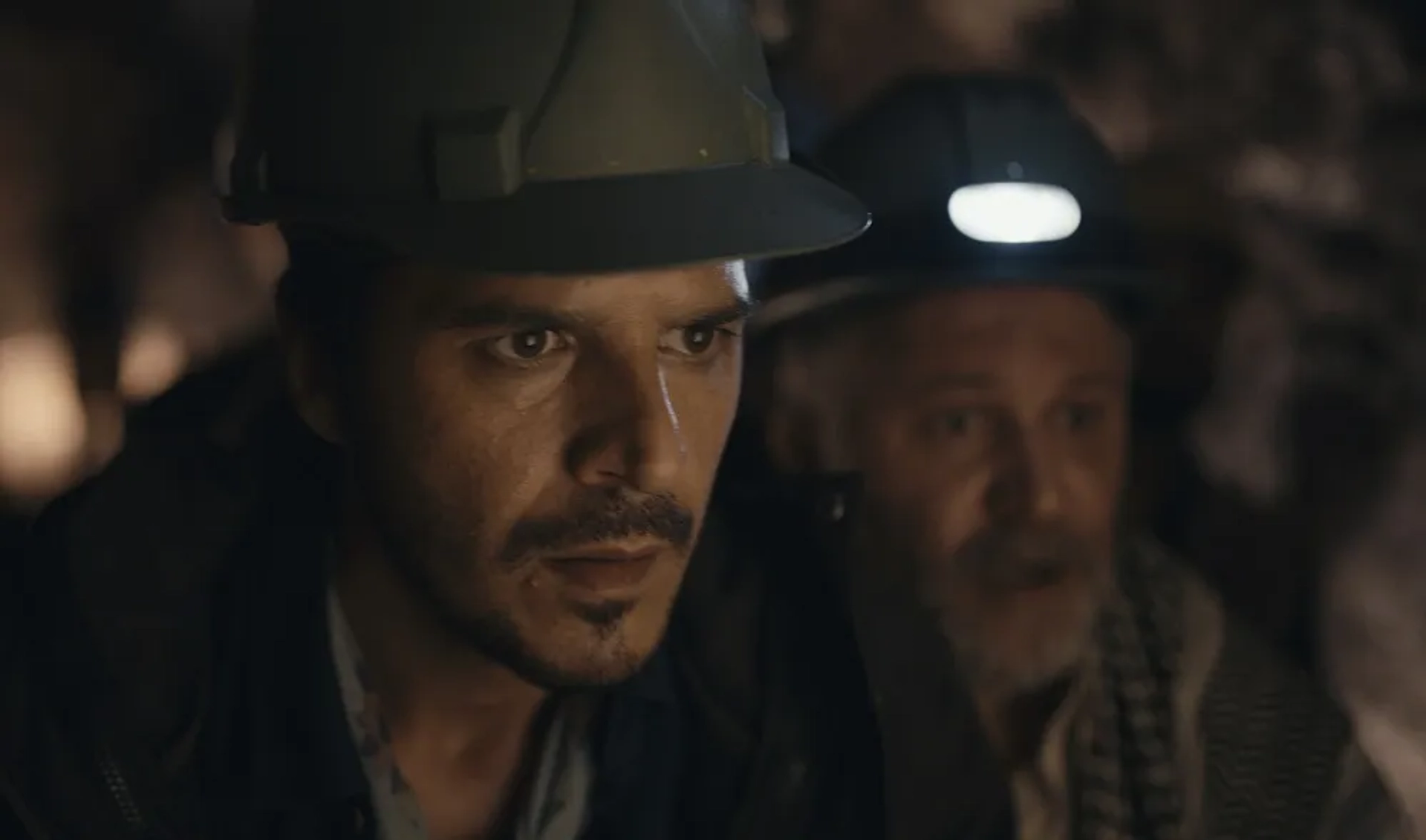 Mehmet Günsür and Ismail Karagöz in The Gift (2019)