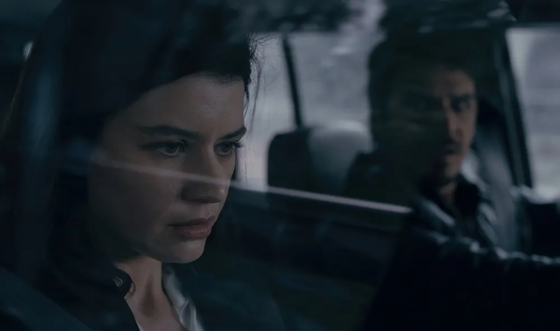 Mehmet Günsür and Beren Saat in The Gift (2019)