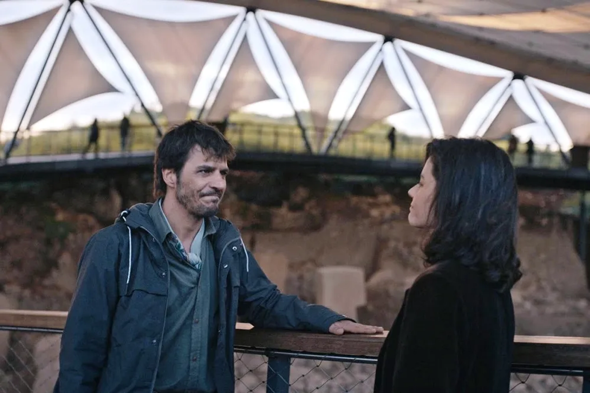 Mehmet Günsür and Beren Saat in The Gift (2019)