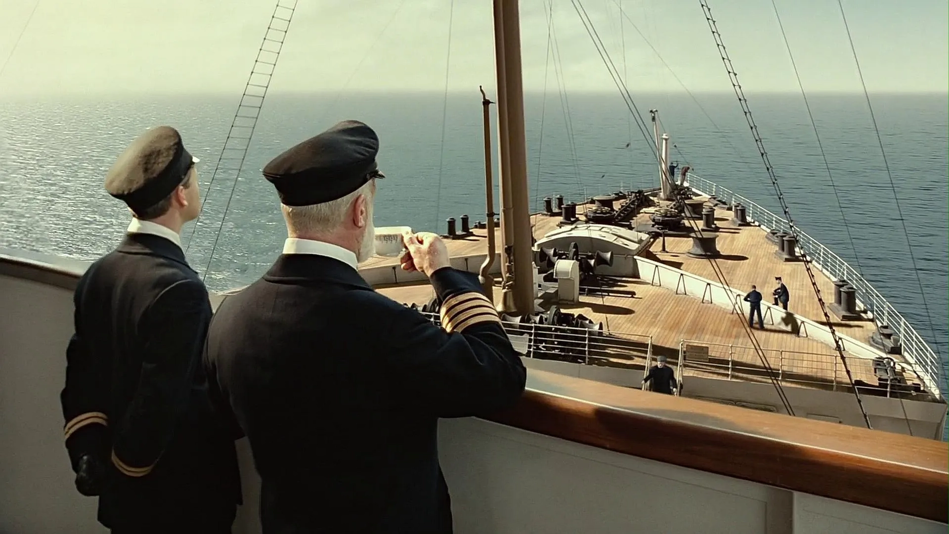 Bernard Hill and Ewan Stewart in Titanic (1997)