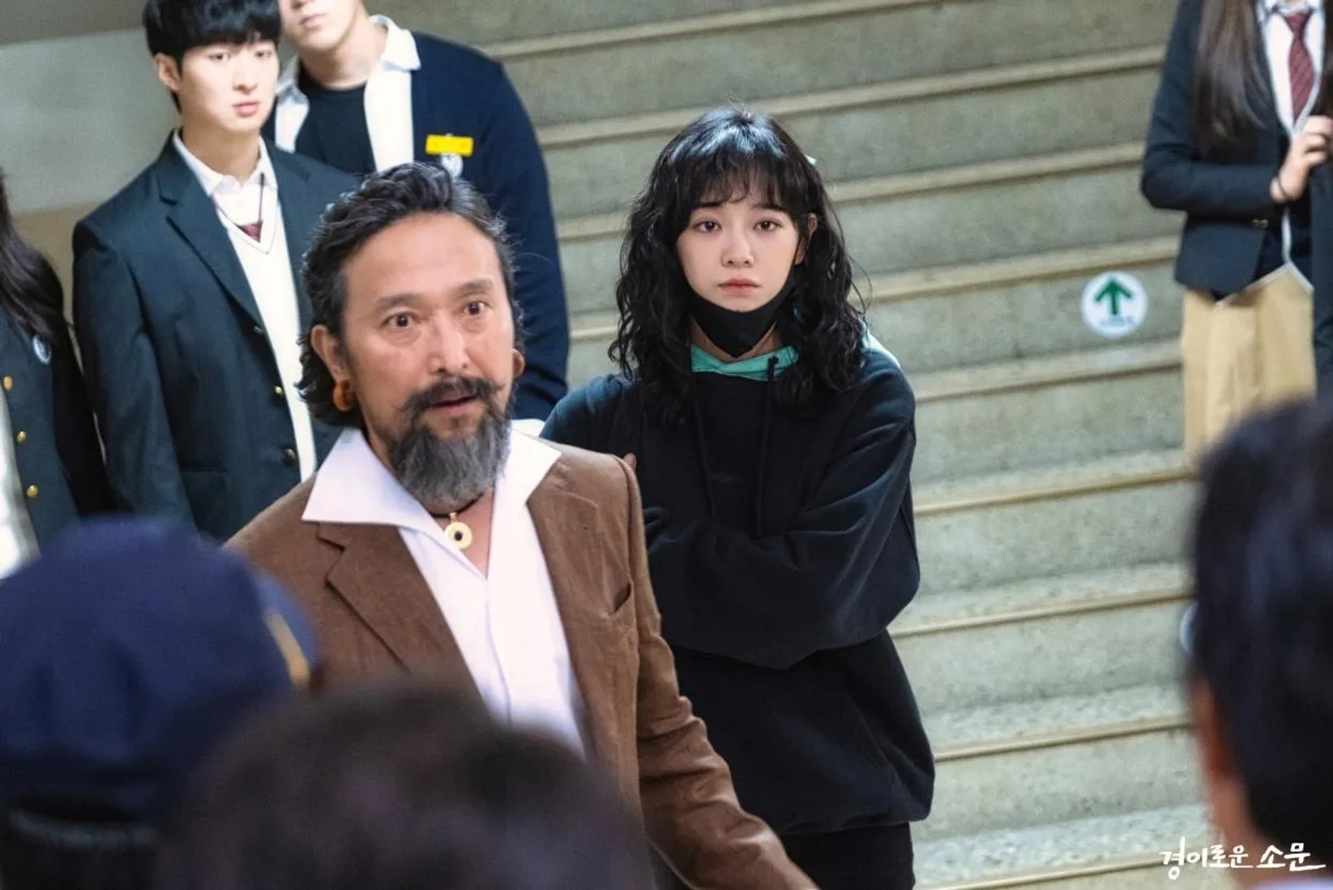 Ahn Suk-hwan and Se-Jeong Kim in The Uncanny Counter (2020)