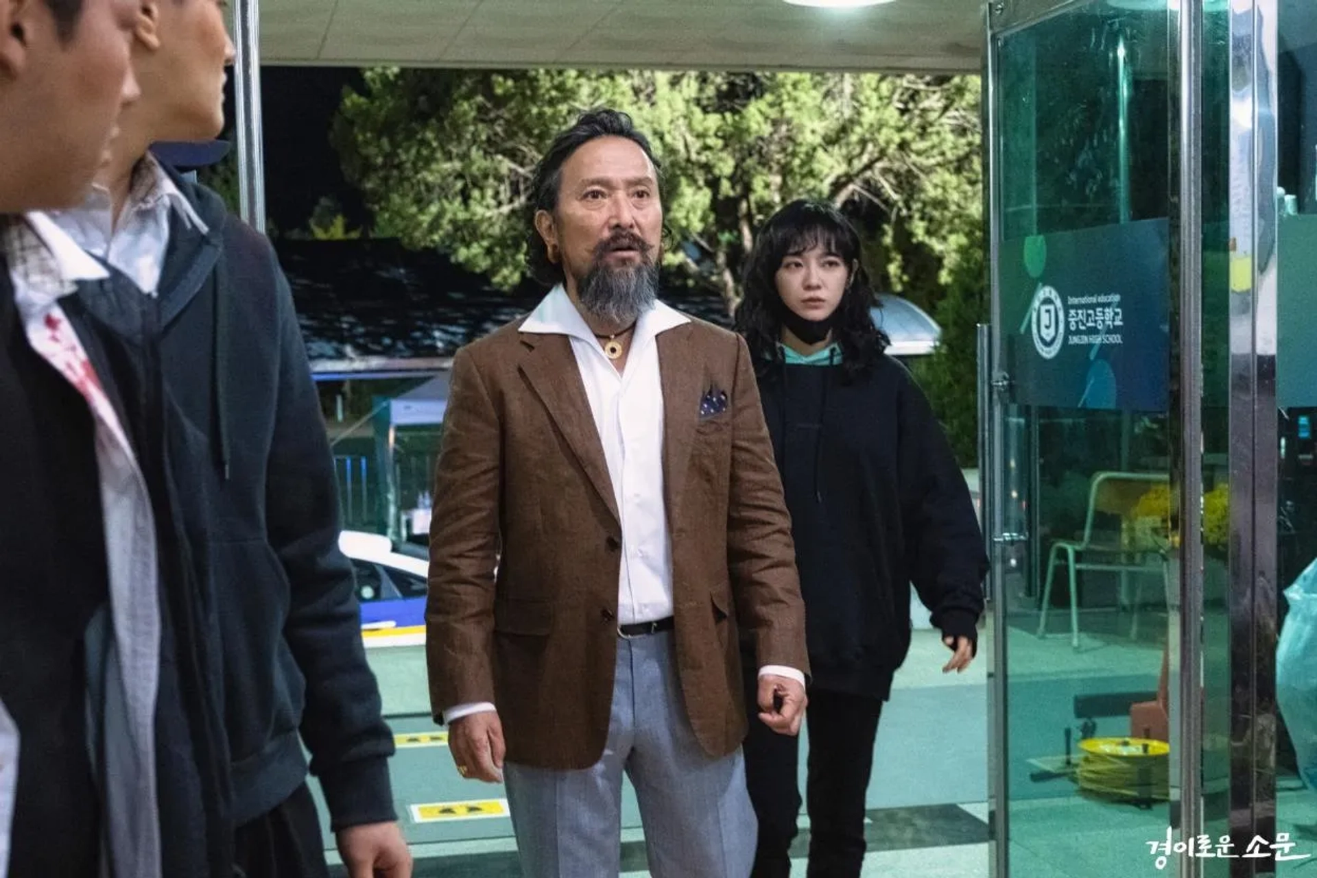 Ahn Suk-hwan and Se-Jeong Kim in The Uncanny Counter (2020)