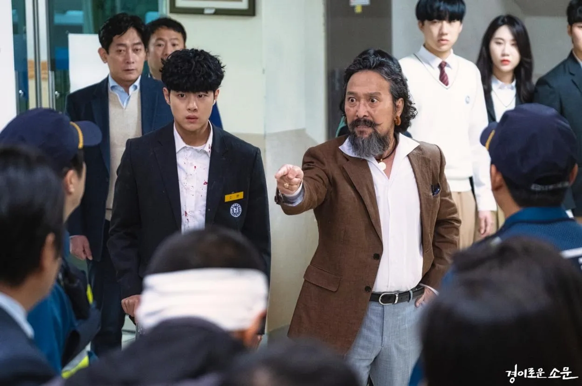 Ahn Suk-hwan and Byeong-gyu Jo in The Uncanny Counter (2020)