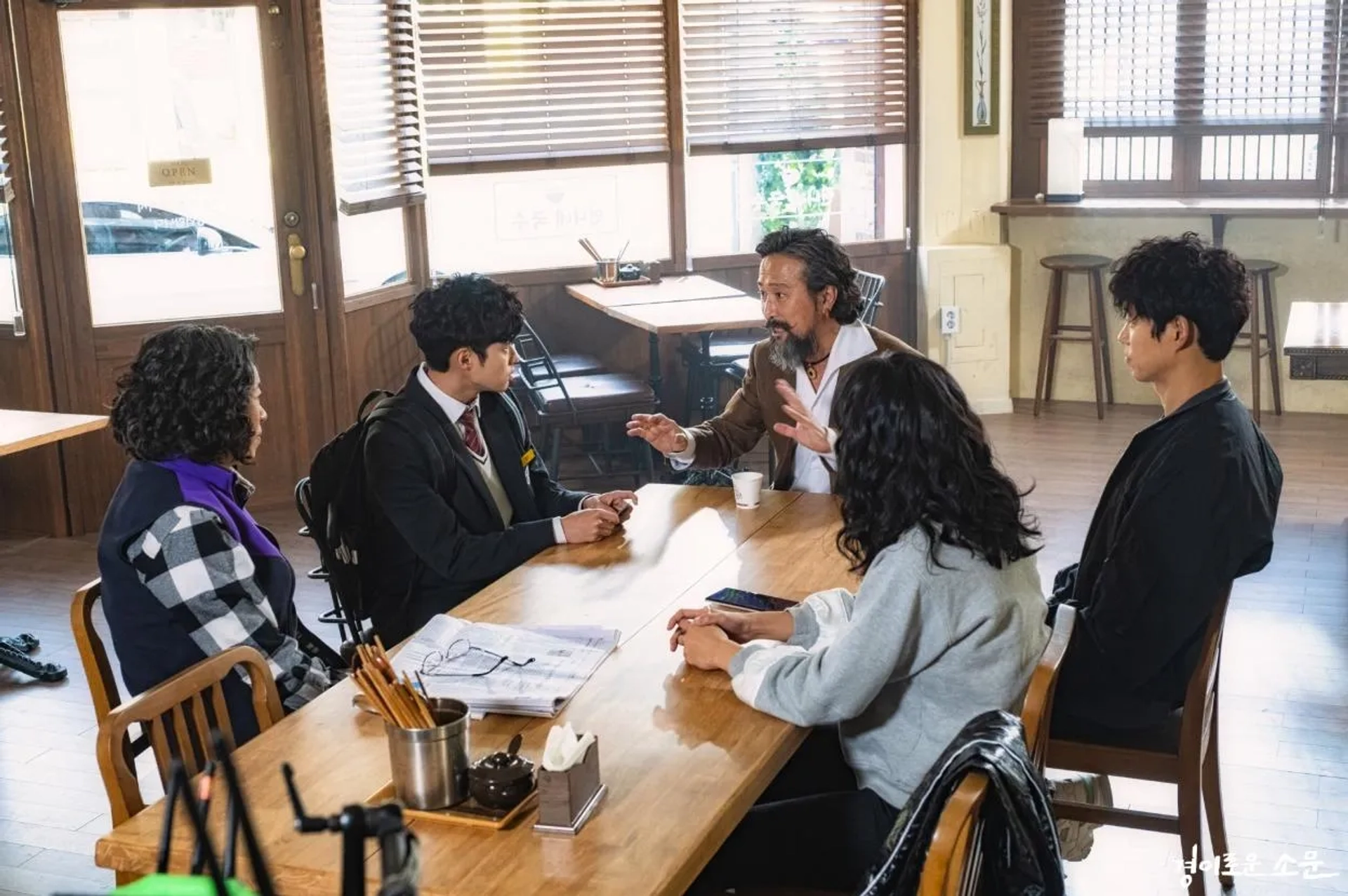 Ahn Suk-hwan, Joon-Sang Yoo, Se-Jeong Kim, Yeom Hye-ran, and Byeong-gyu Jo in The Uncanny Counter (2020)