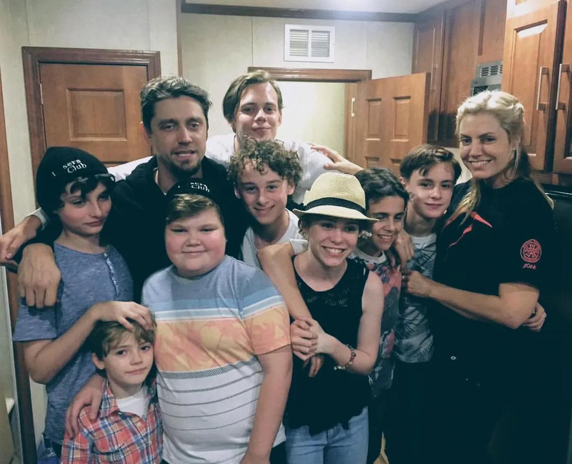 Andy Muschietti, Bill Skarsgård, Barbara Muschietti, Wyatt Oleff, Jeremy Ray Taylor, Jaeden Martell, Finn Wolfhard, Sophia Lillis, Jack Dylan Grazer, and Jackson Robert Scott in It (2017)