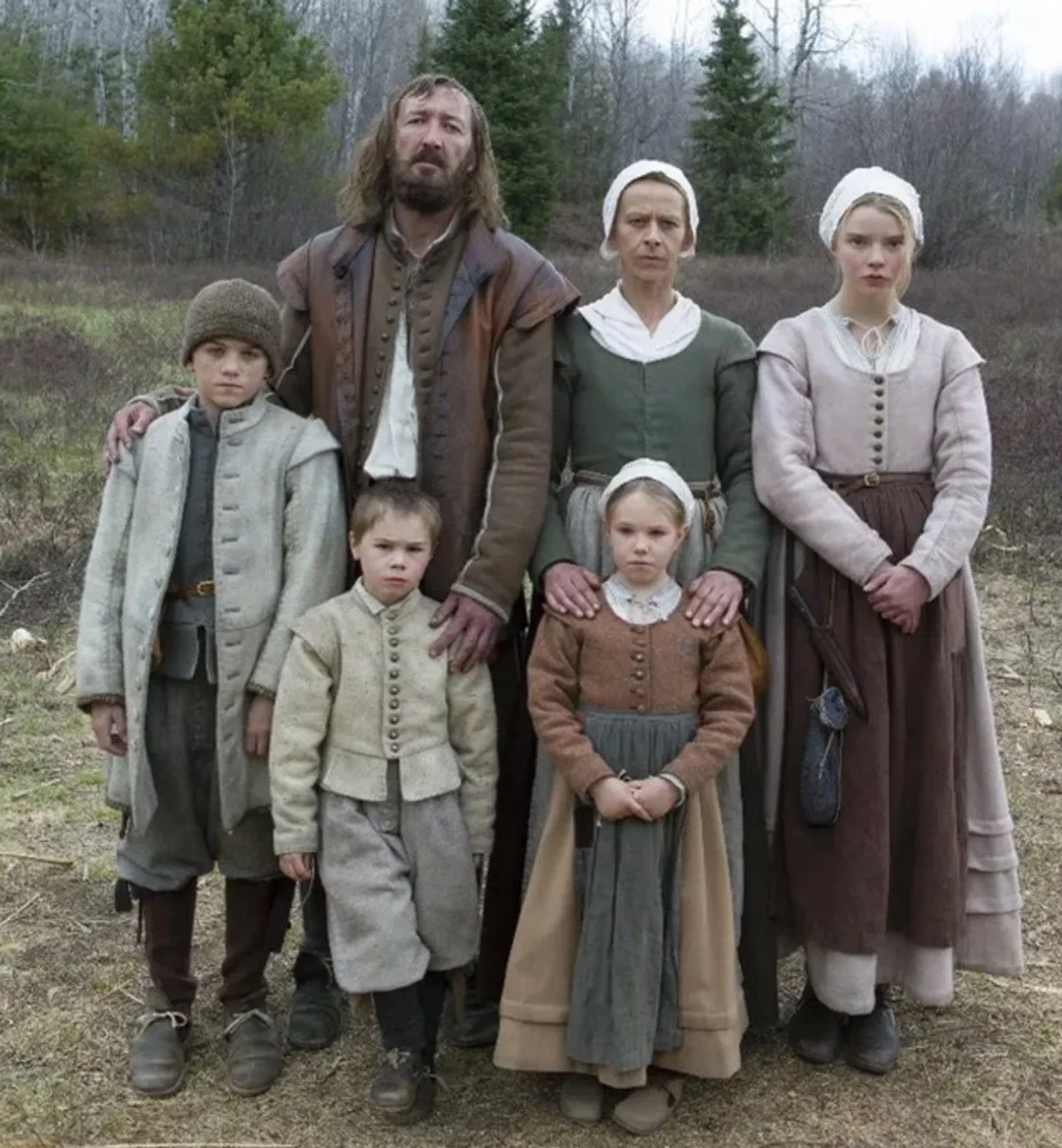 Kate Dickie, Ralph Ineson, Lucas Dawson, Harvey Scrimshaw, Ellie Grainger, and Anya Taylor-Joy in The Witch (2015)