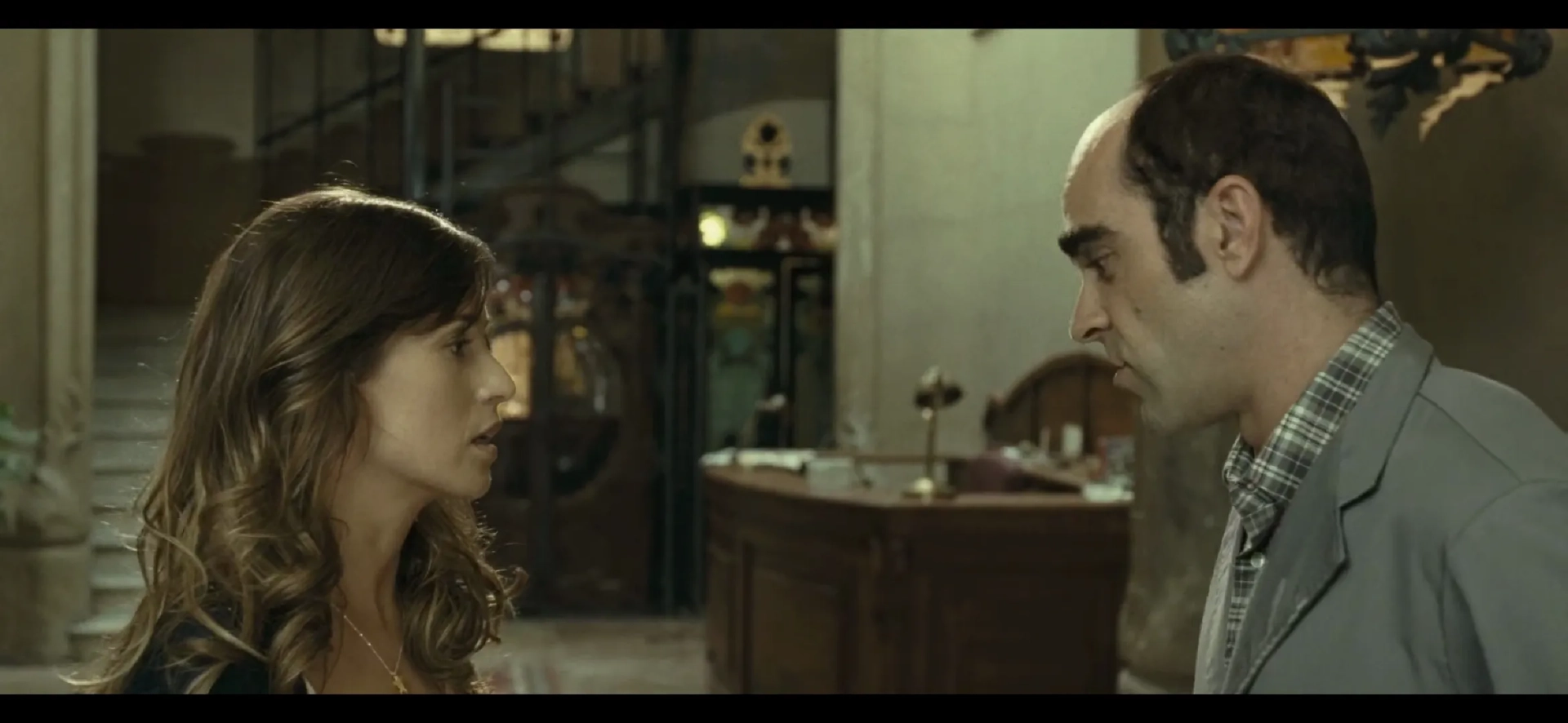 Luis Tosar and Marta Etura in Sleep Tight (2011)