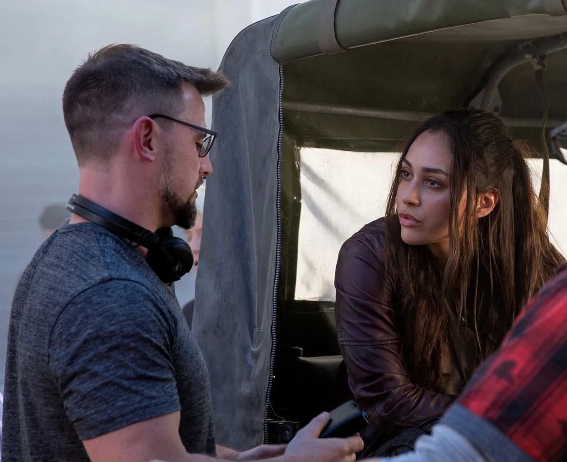 Liam O'Donnell and Lindsey Morgan in Skylines (2020)