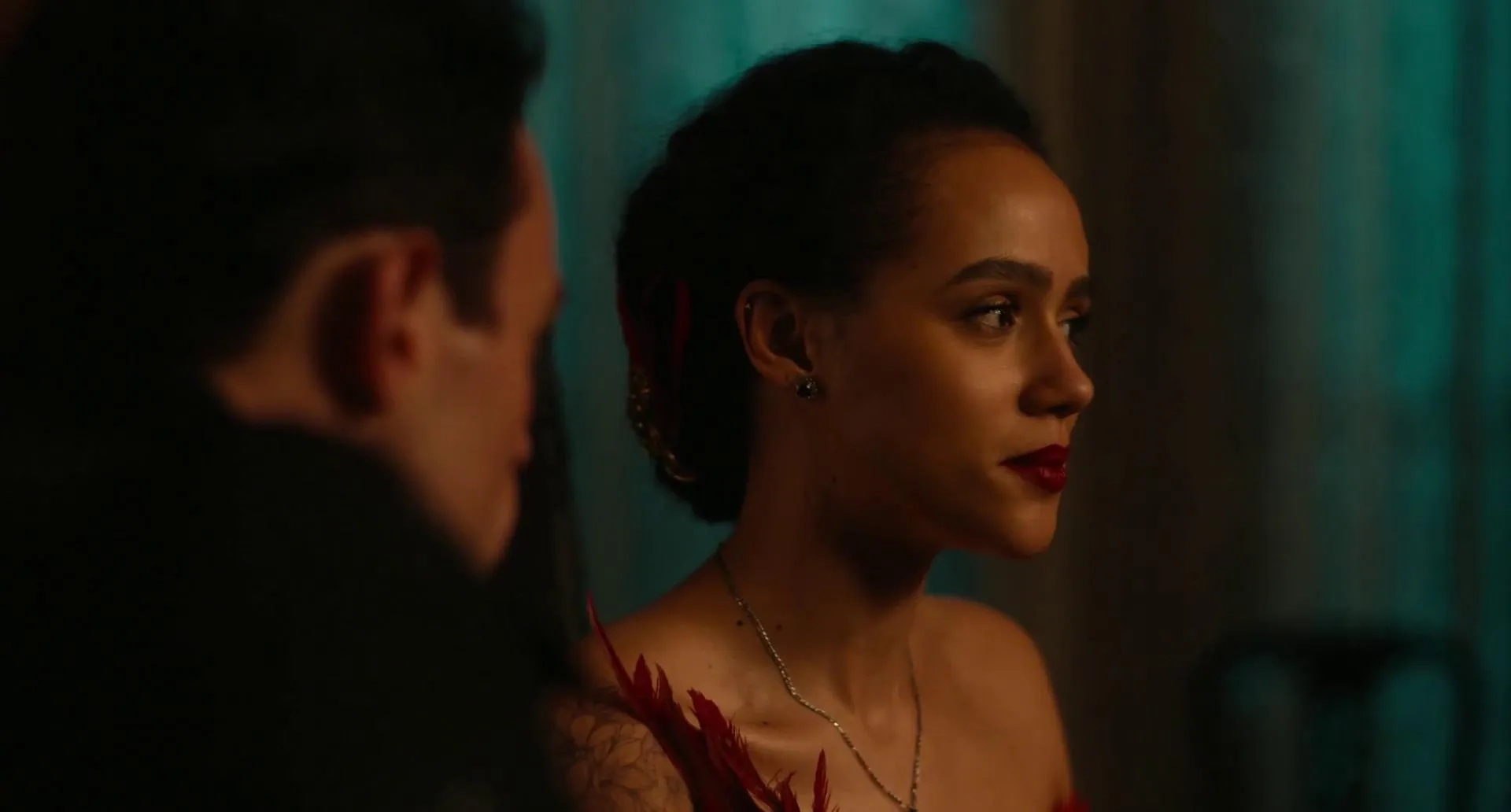 Nathalie Emmanuel and Thomas Doherty in The Invitation (2022)