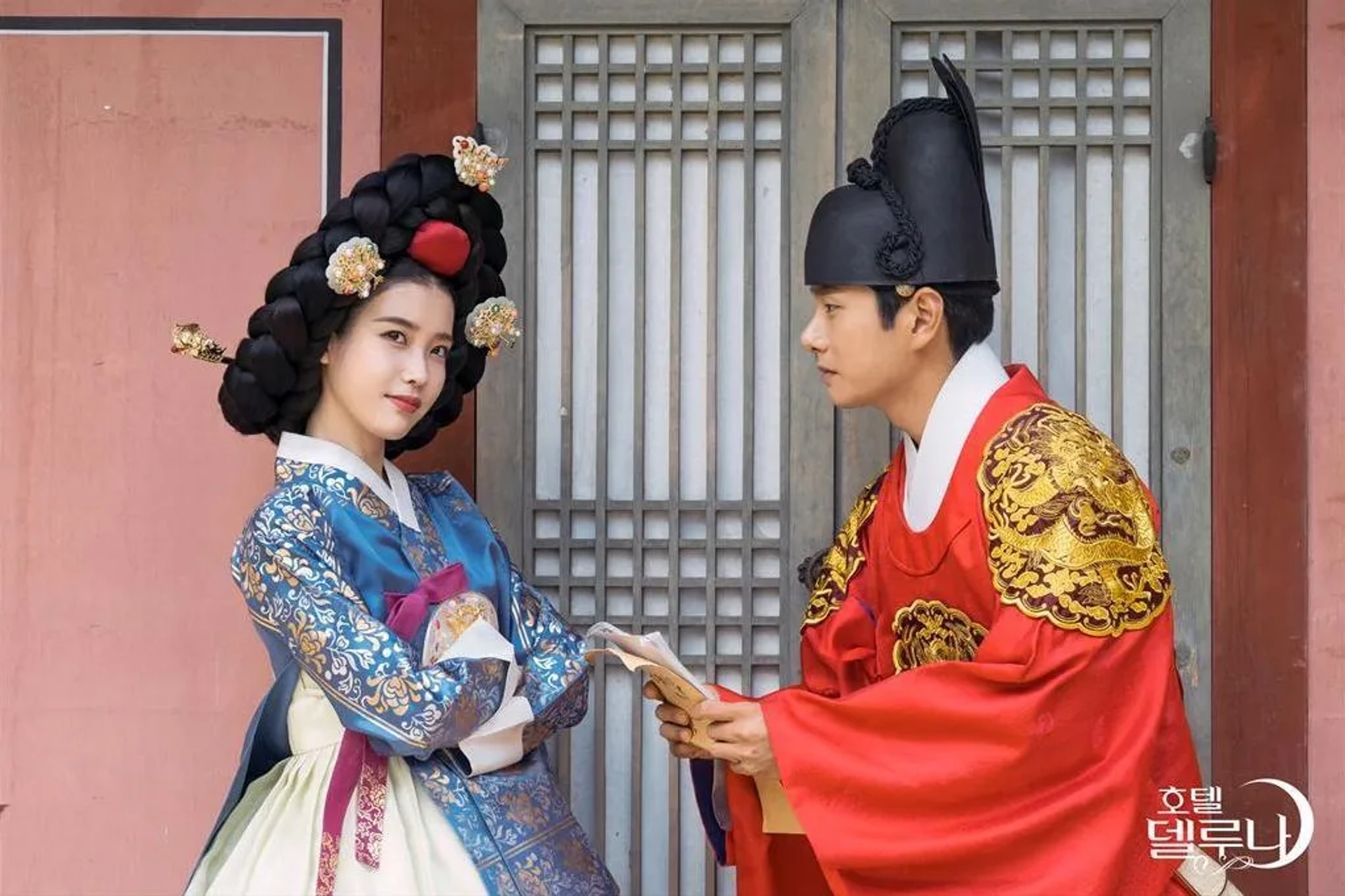 Ji-eun Lee and Yi-Kyeong Lee in Hotel Del Luna (2019)