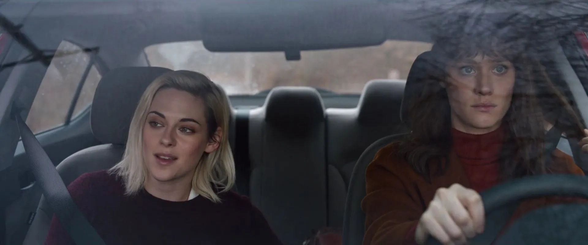 Kristen Stewart and Mackenzie Davis in Happiest Season (2020)