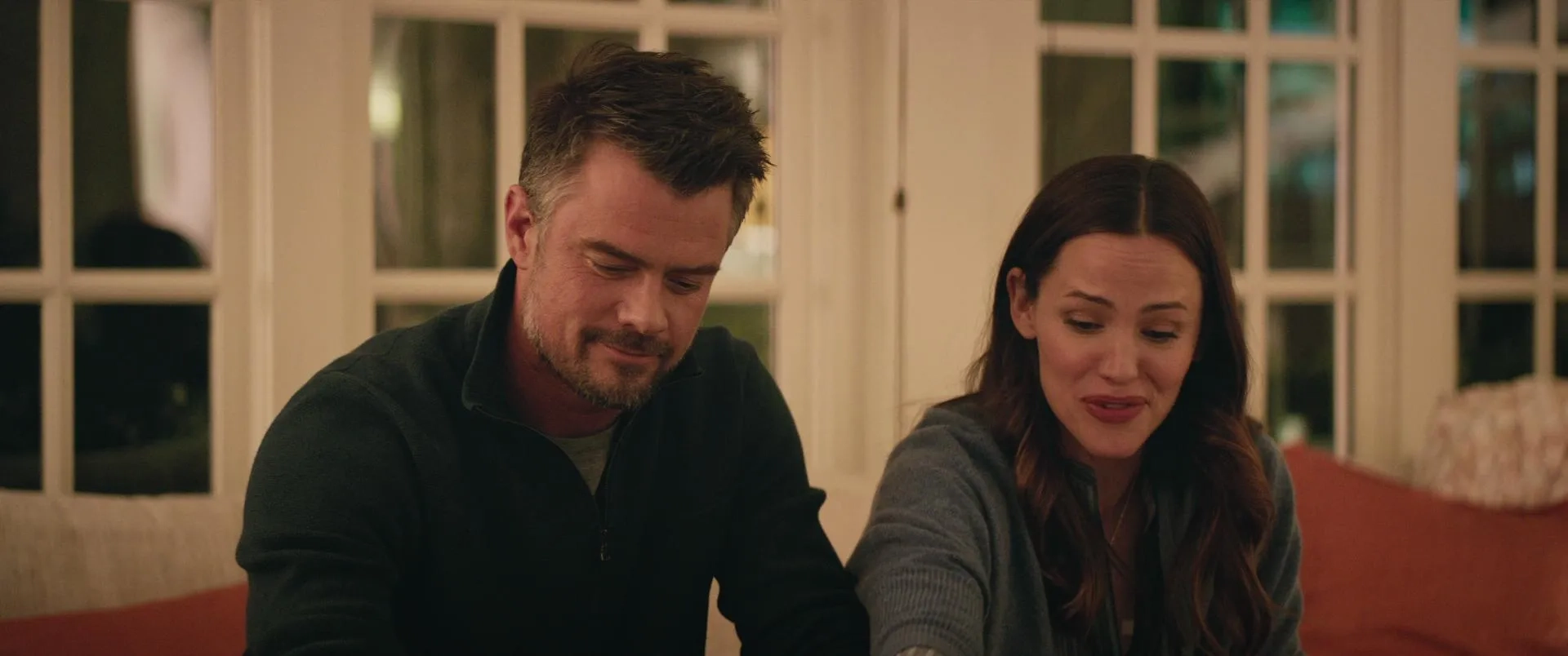 Jennifer Garner and Josh Duhamel in Love, Simon (2018)