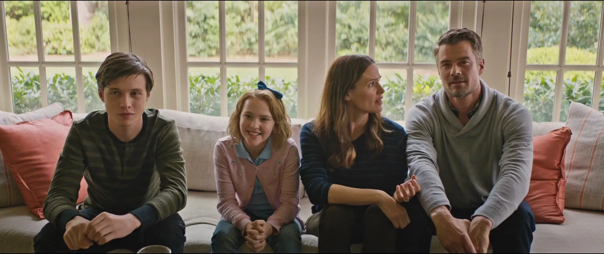 Jennifer Garner, Josh Duhamel, Nick Robinson, and Talitha Eliana Bateman in Love, Simon (2018)