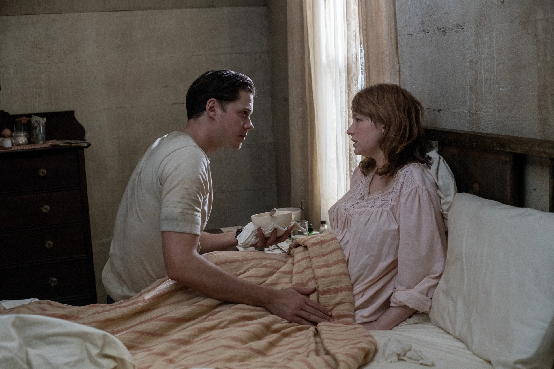 Bill Skarsgård and Haley Bennett in The Devil All the Time (2020)