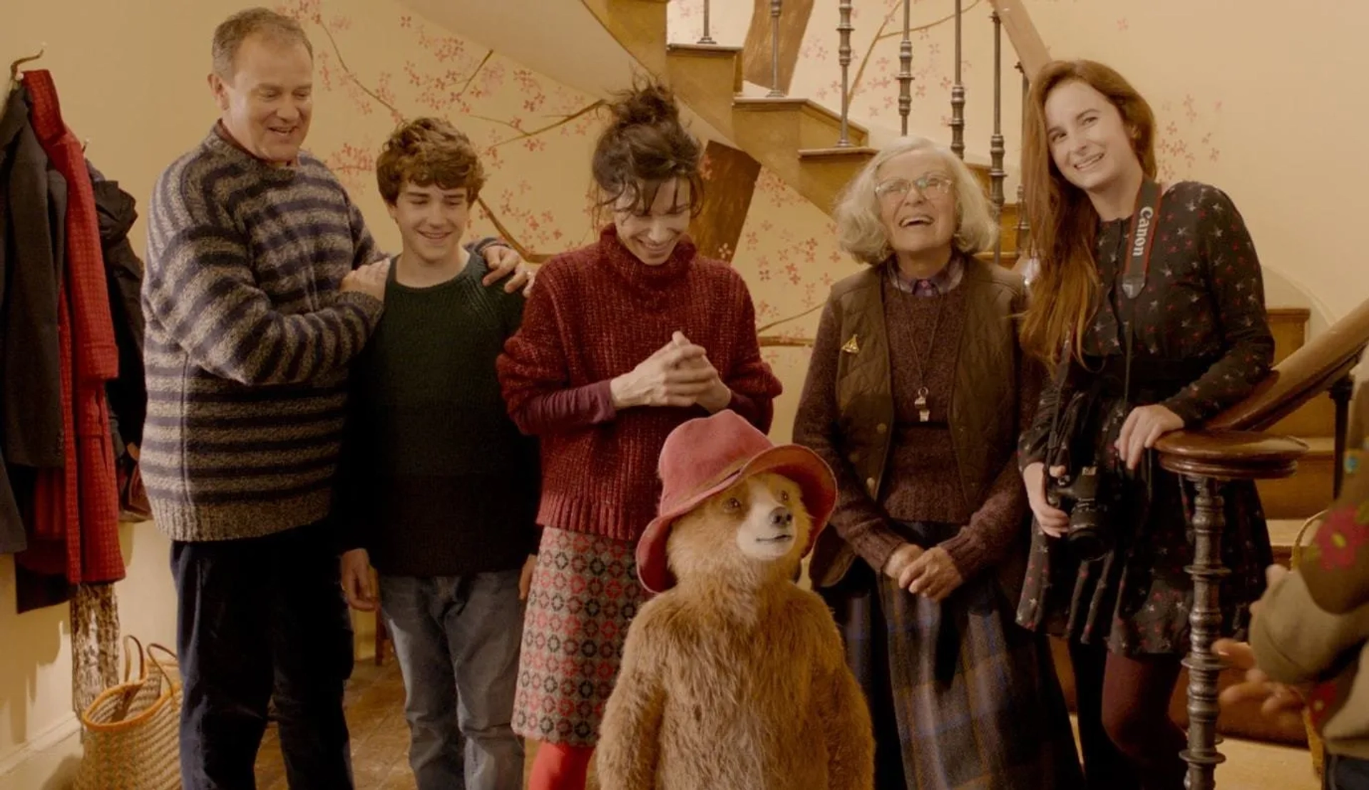 Hugh Bonneville, Julie Walters, Ben Whishaw, Sally Hawkins, Madeleine Harris, and Samuel Joslin in Paddington 2 (2017)