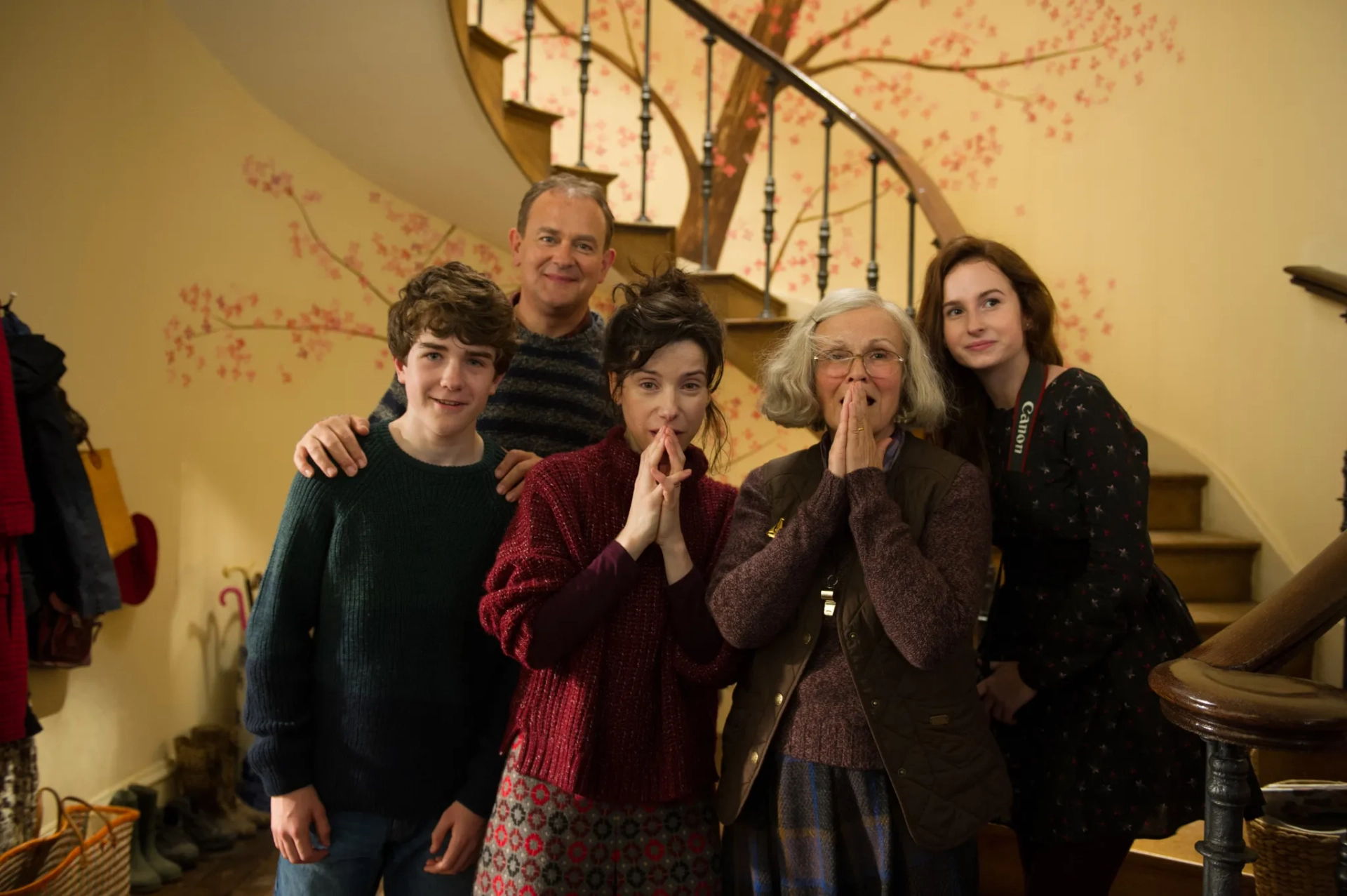 Hugh Bonneville, Julie Walters, Sally Hawkins, Madeleine Harris, and Samuel Joslin in Paddington 2 (2017)