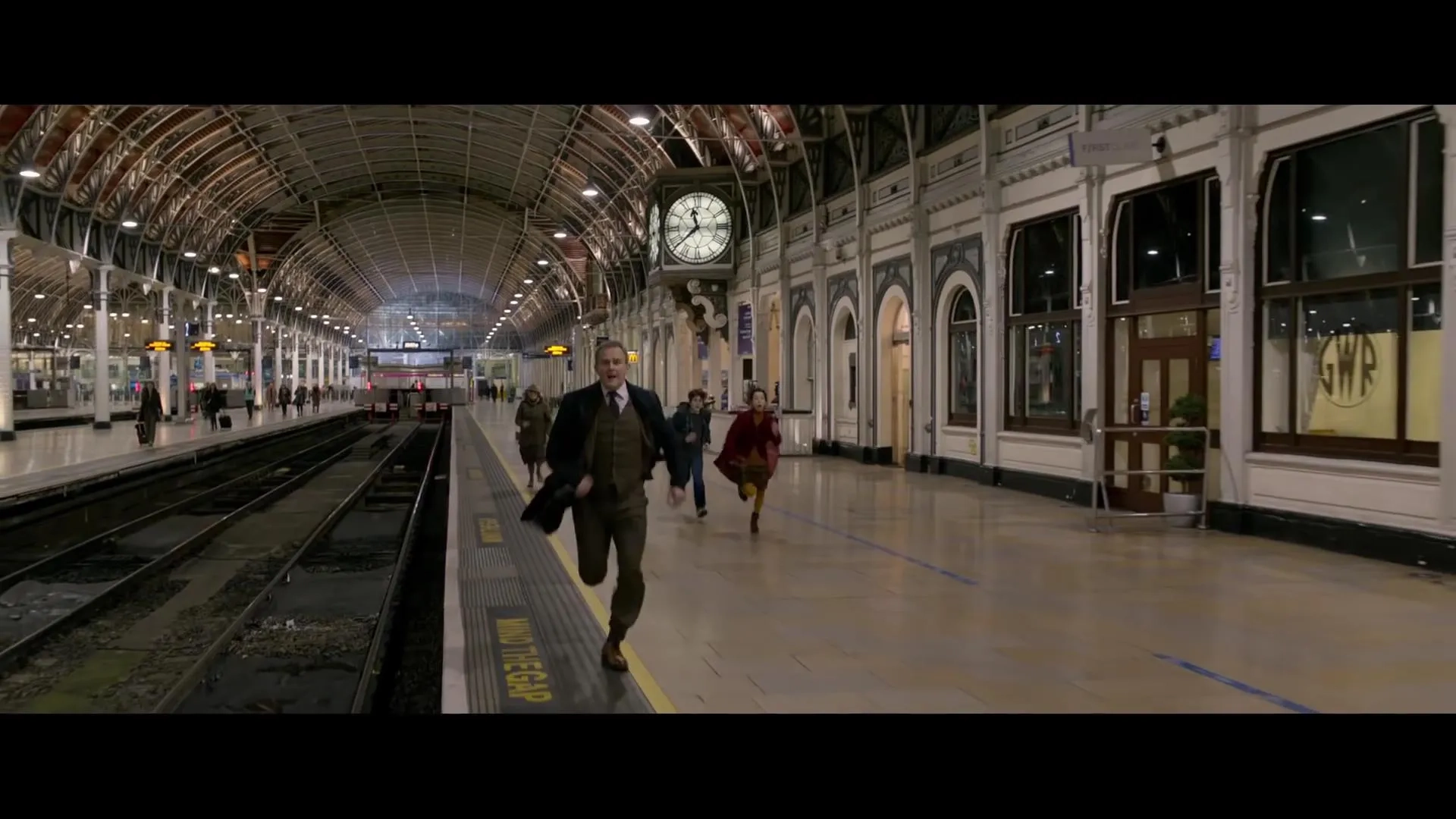 Hugh Bonneville, Julie Walters, Sally Hawkins, and Samuel Joslin in Paddington 2 (2017)