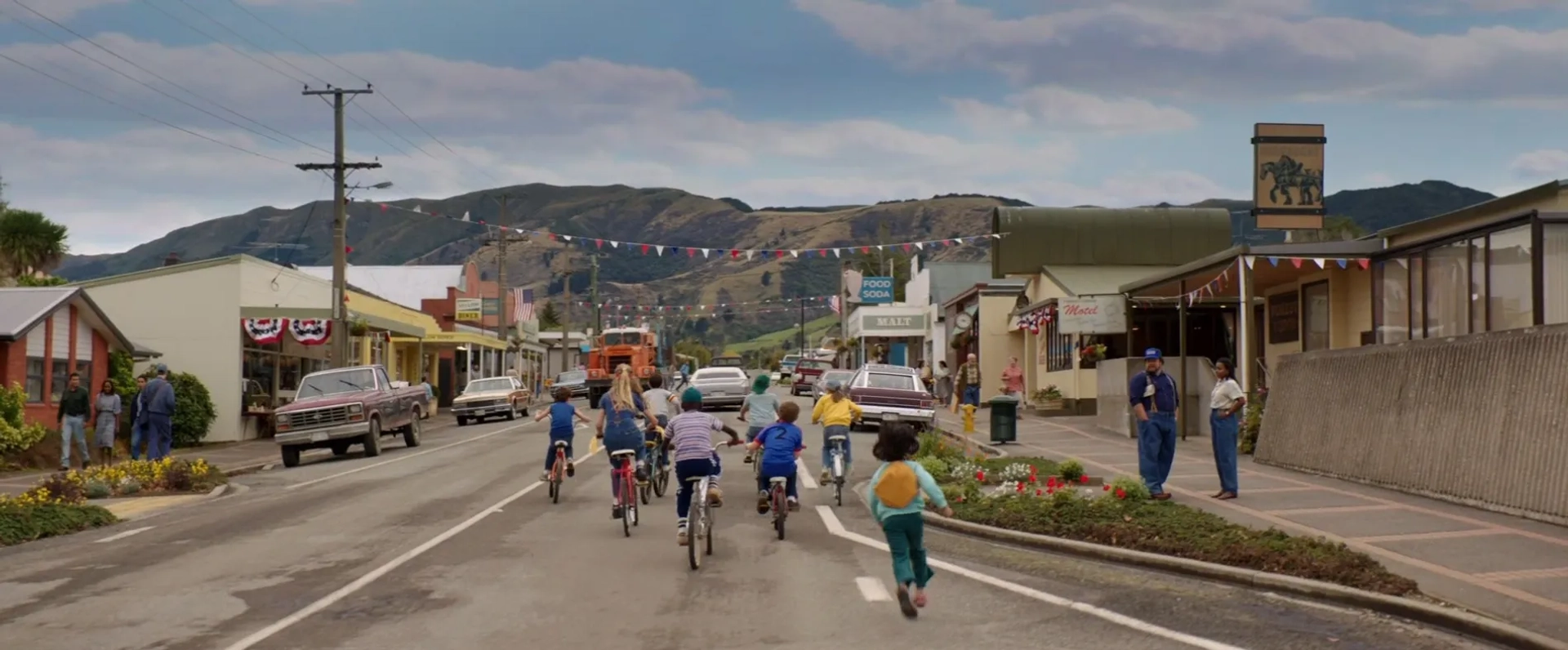 Ruby Acevedo, Annabelle Malaika Süess, Jenesis Au-Yeung, Mia Thomas, Oliver Neil, James Allcock, Olly Presling, Daria Ponomaryova, Bukhosi Ngewenya, and William J. Rawbone in Pete's Dragon (2016)