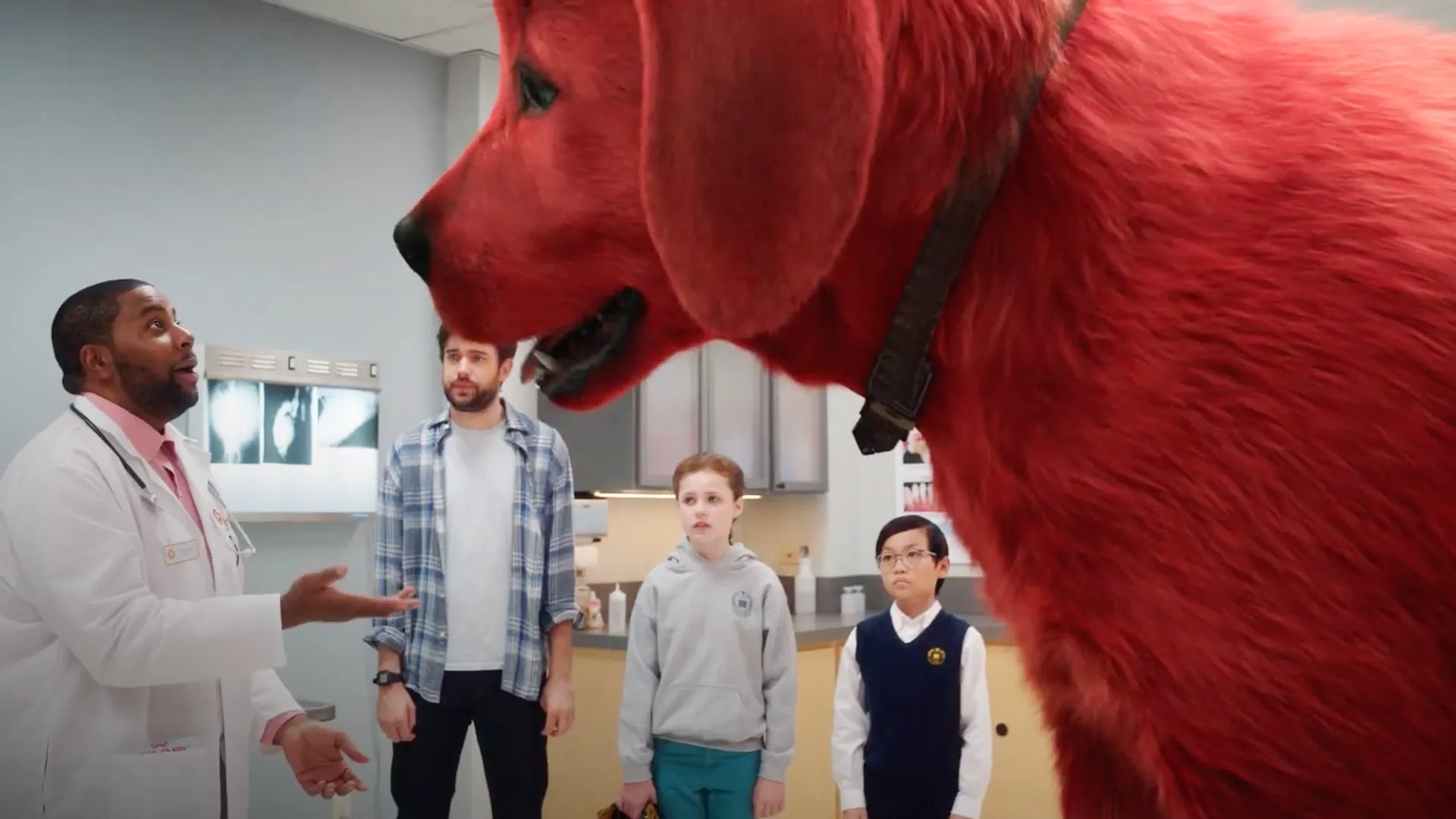 Kenan Thompson, Jack Whitehall, Darby Camp, and Izaac Wang in Clifford the Big Red Dog (2021)