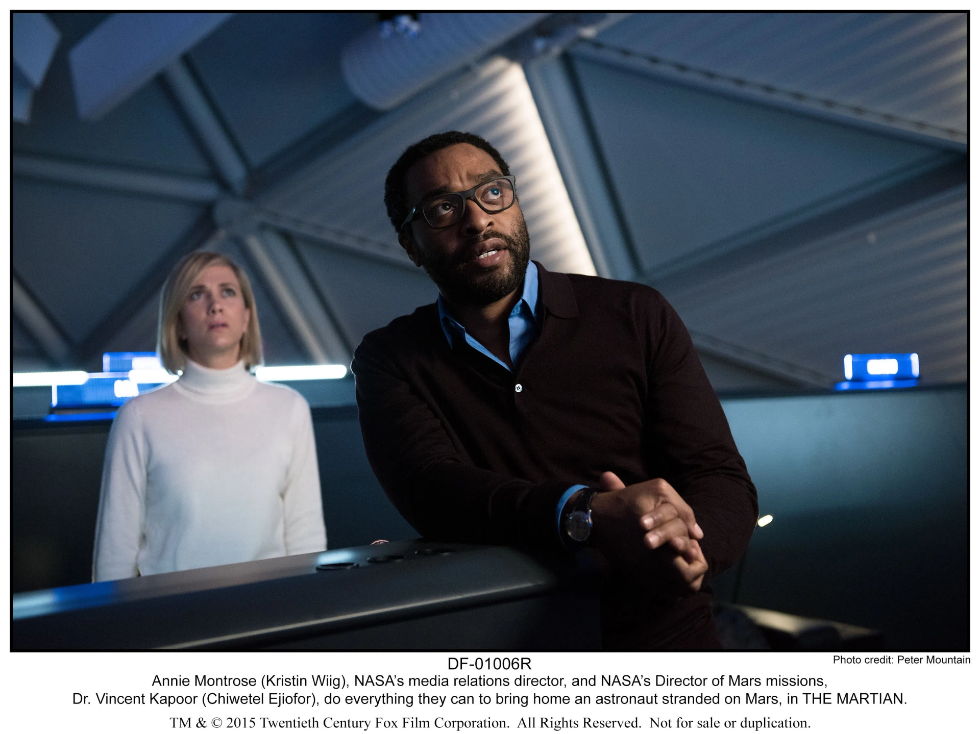 Chiwetel Ejiofor and Kristen Wiig in The Martian (2015)