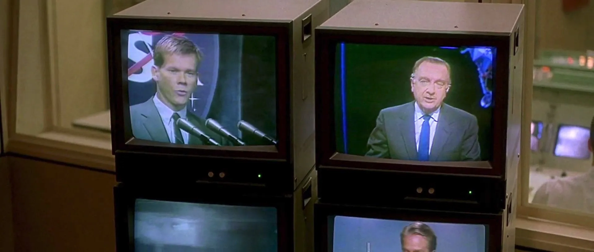 Kevin Bacon and Walter Cronkite in Apollo 13 (1995)