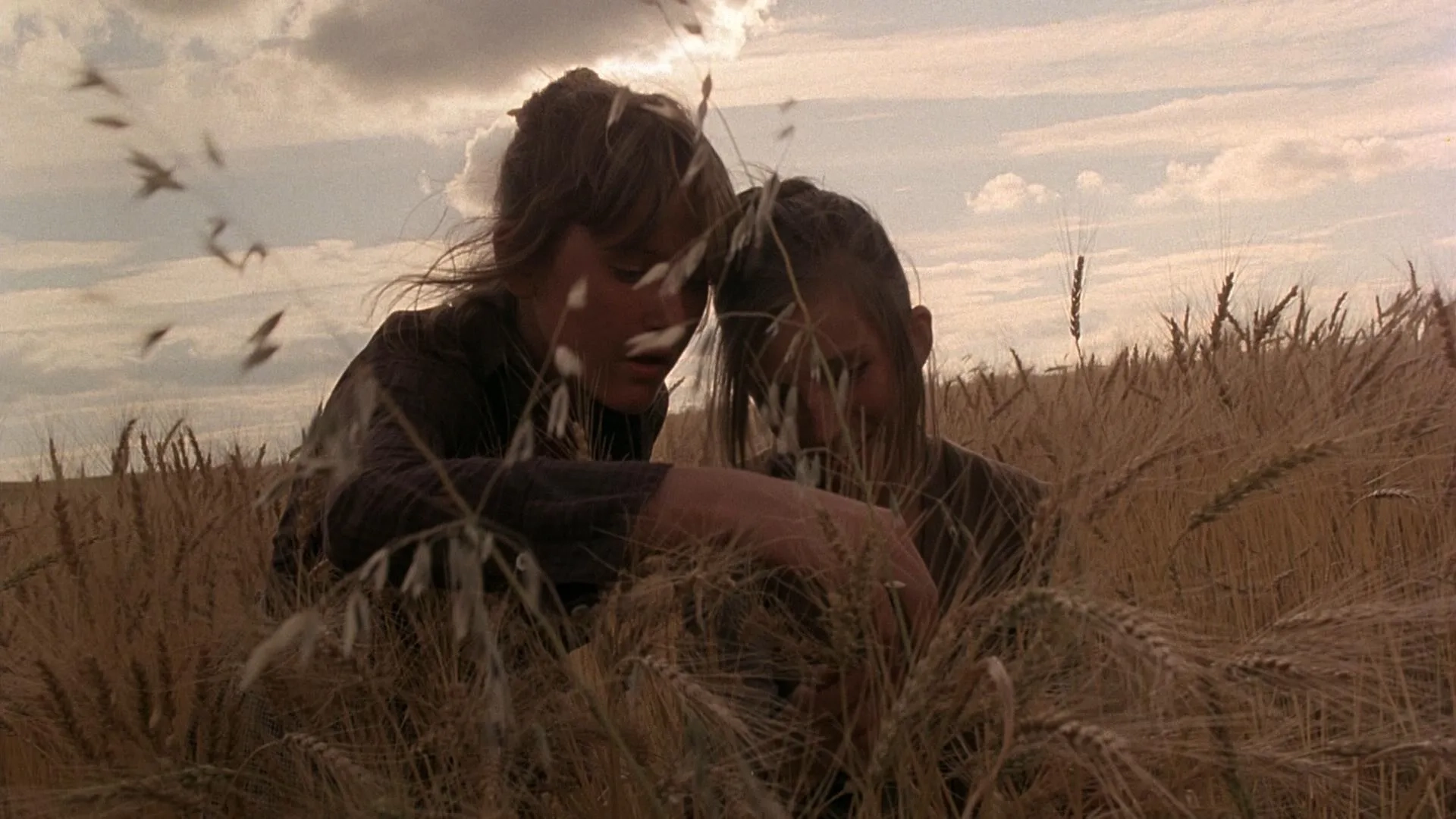 Brooke Adams and Linda Manz in Days of Heaven (1978)