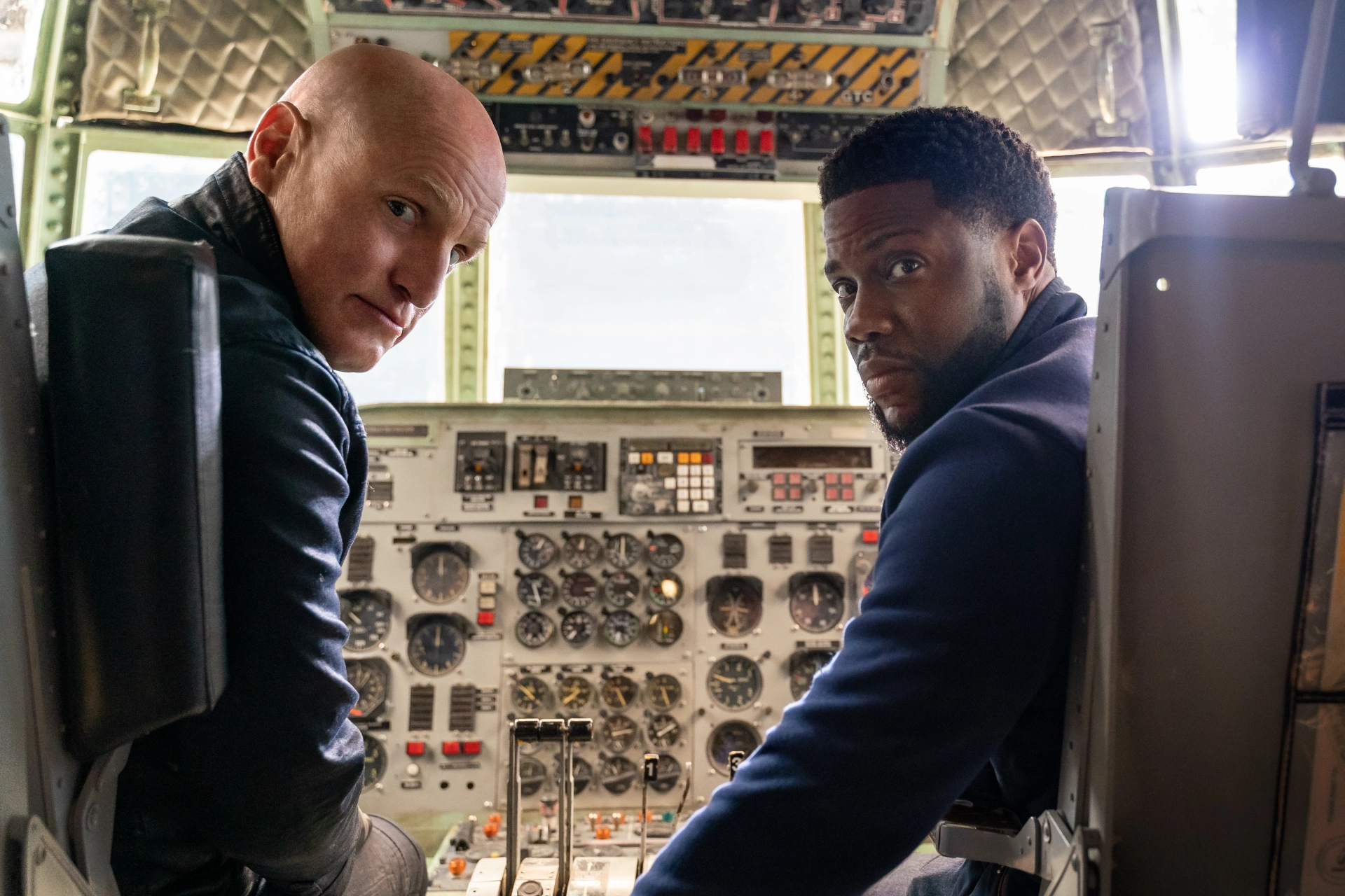 Woody Harrelson and Kevin Hart in The Man from Toronto (2022)