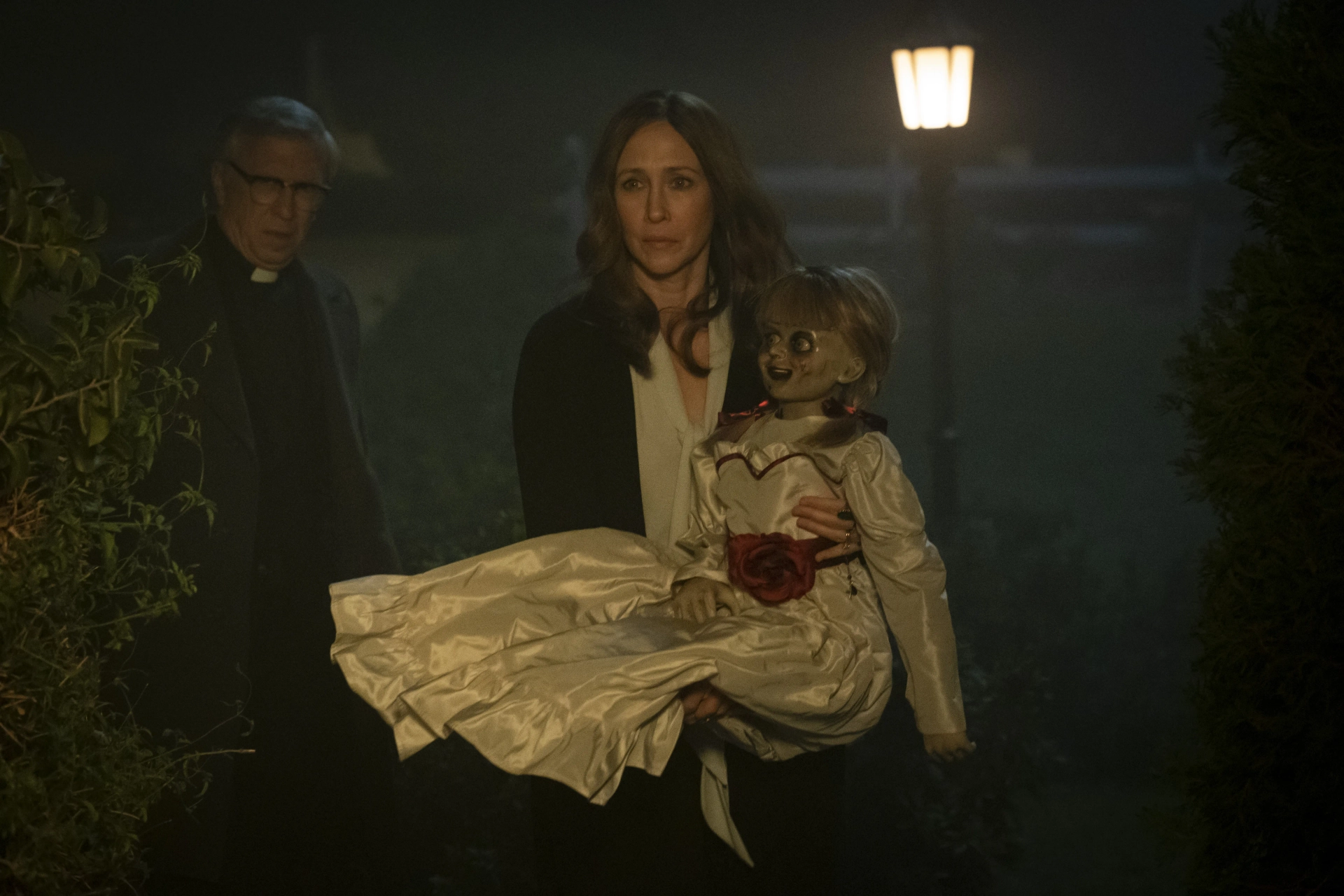 Steve Coulter and Vera Farmiga in Annabelle Comes Home (2019)