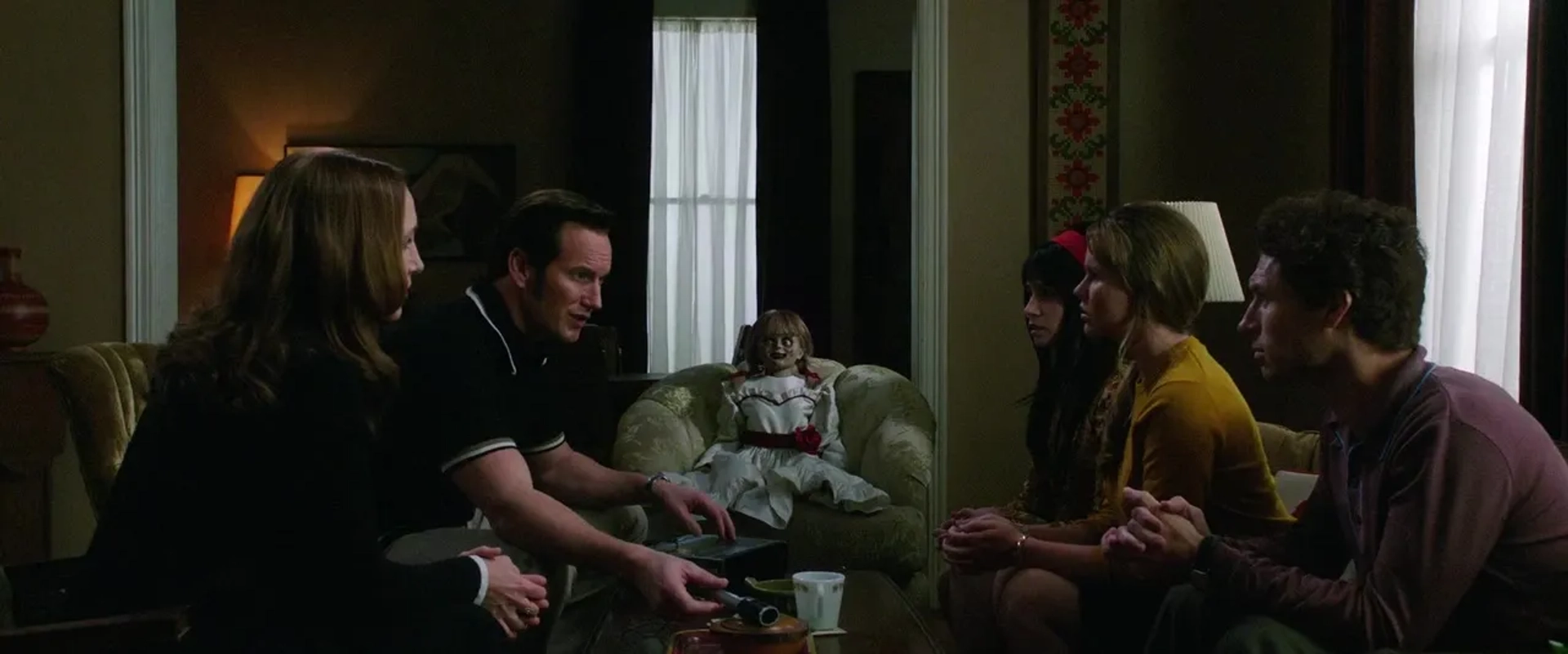 Vera Farmiga, Patrick Wilson, Kenzie Caplan, and Sade Katarina in Annabelle Comes Home (2019)