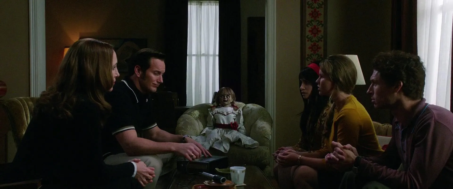 Vera Farmiga, Patrick Wilson, Kenzie Caplan, and Sade Katarina in Annabelle Comes Home (2019)